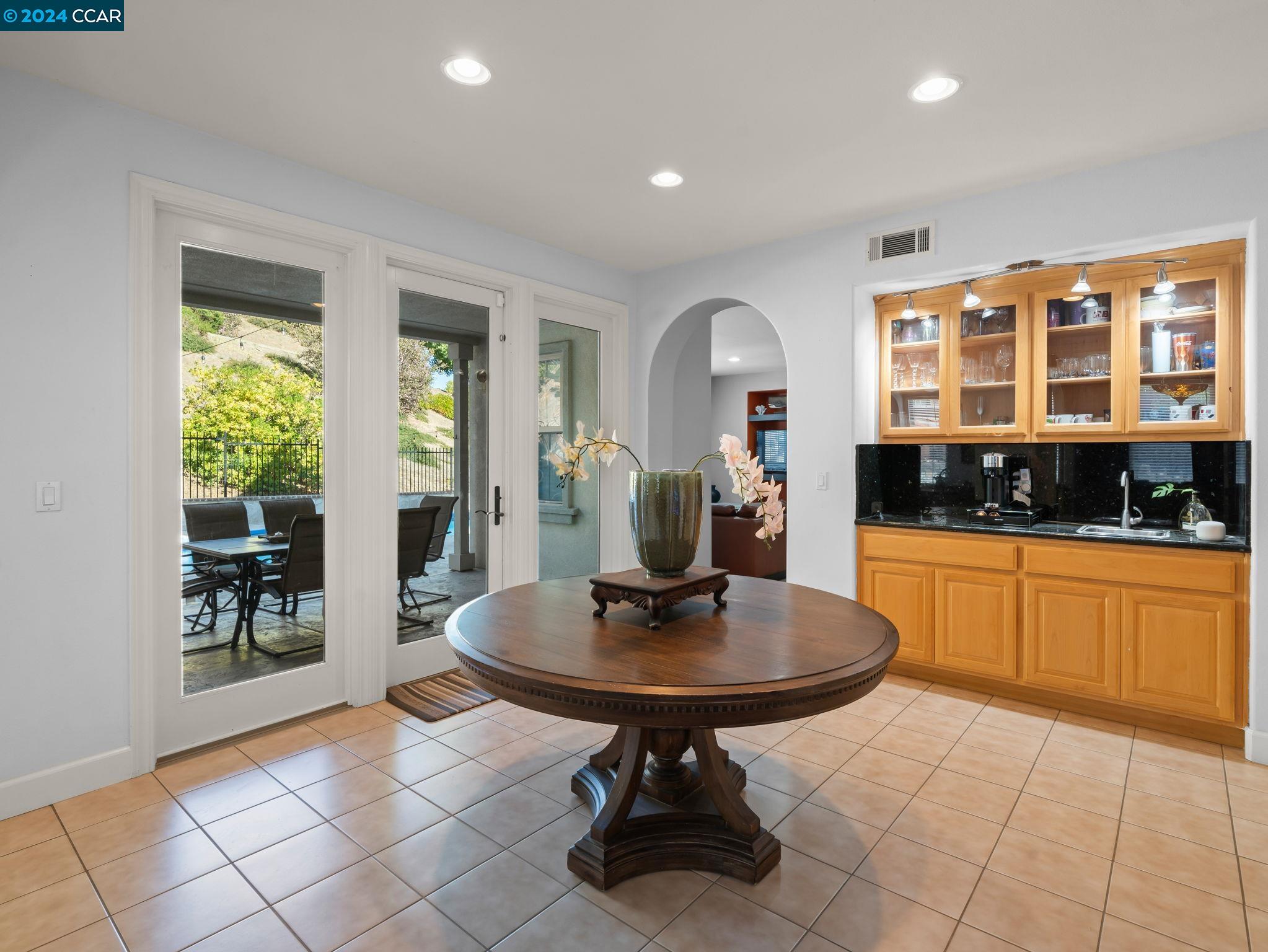 Detail Gallery Image 5 of 60 For 1006 Regatta Pt, Hercules,  CA 94547 - 5 Beds | 4/1 Baths