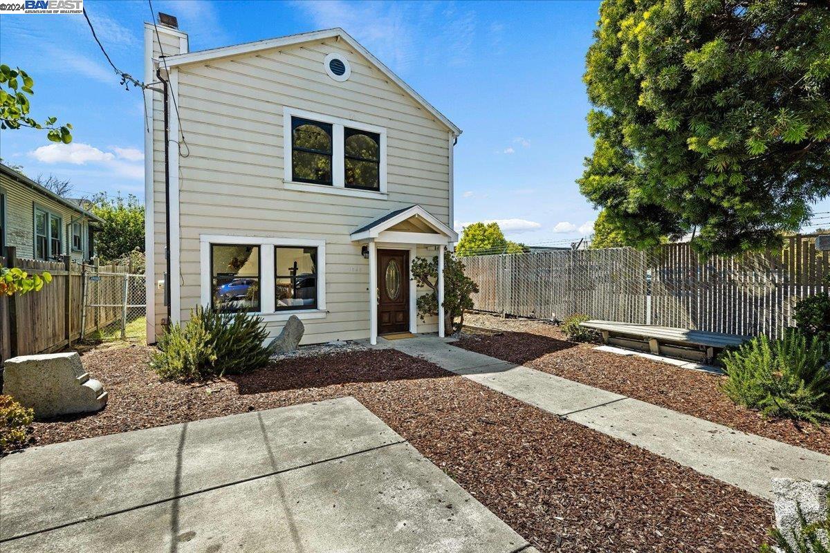 Detail Gallery Image 1 of 1 For 1646 5th St, Berkeley,  CA 94710 - 4 Beds | 2/1 Baths