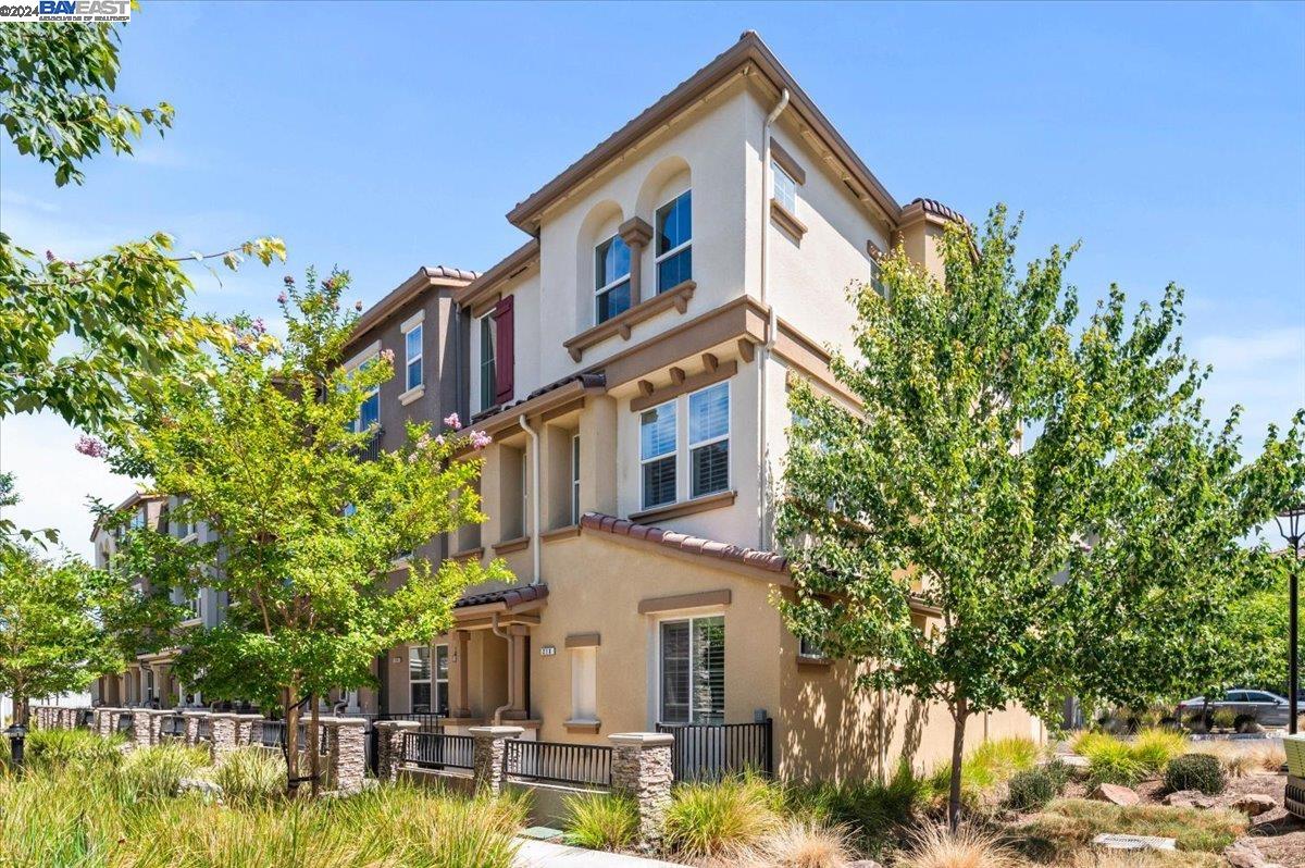 Detail Gallery Image 1 of 1 For 210 Fanuncio Lane, Hayward,  CA 94544 - 3 Beds | 2/2 Baths