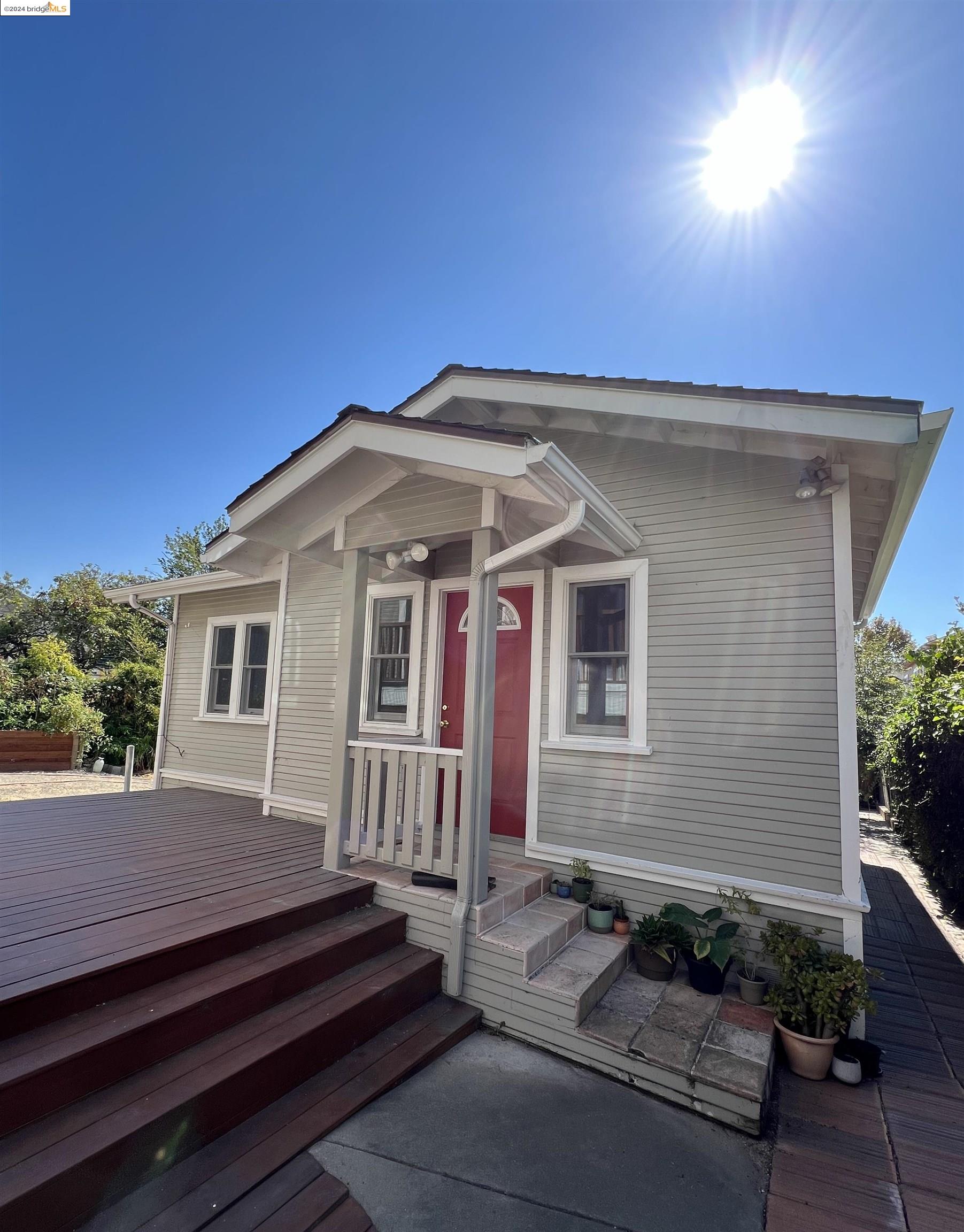 Detail Gallery Image 1 of 8 For 2438 Martin Luther King Jr Way, Berkeley,  CA 94704 - 2 Beds | 1/1 Baths