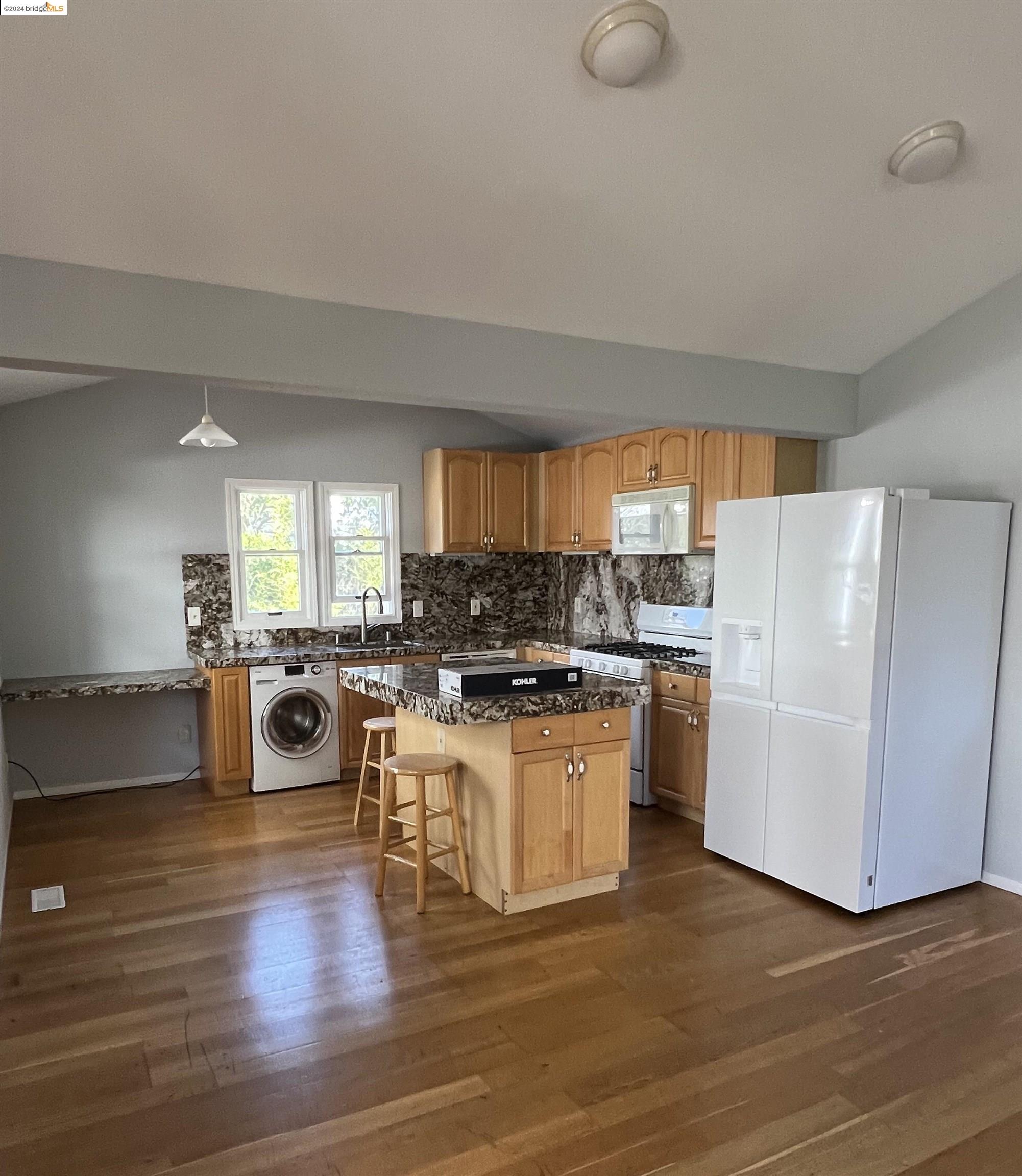 Detail Gallery Image 2 of 8 For 2438 Martin Luther King Jr Way, Berkeley,  CA 94704 - 2 Beds | 1/1 Baths