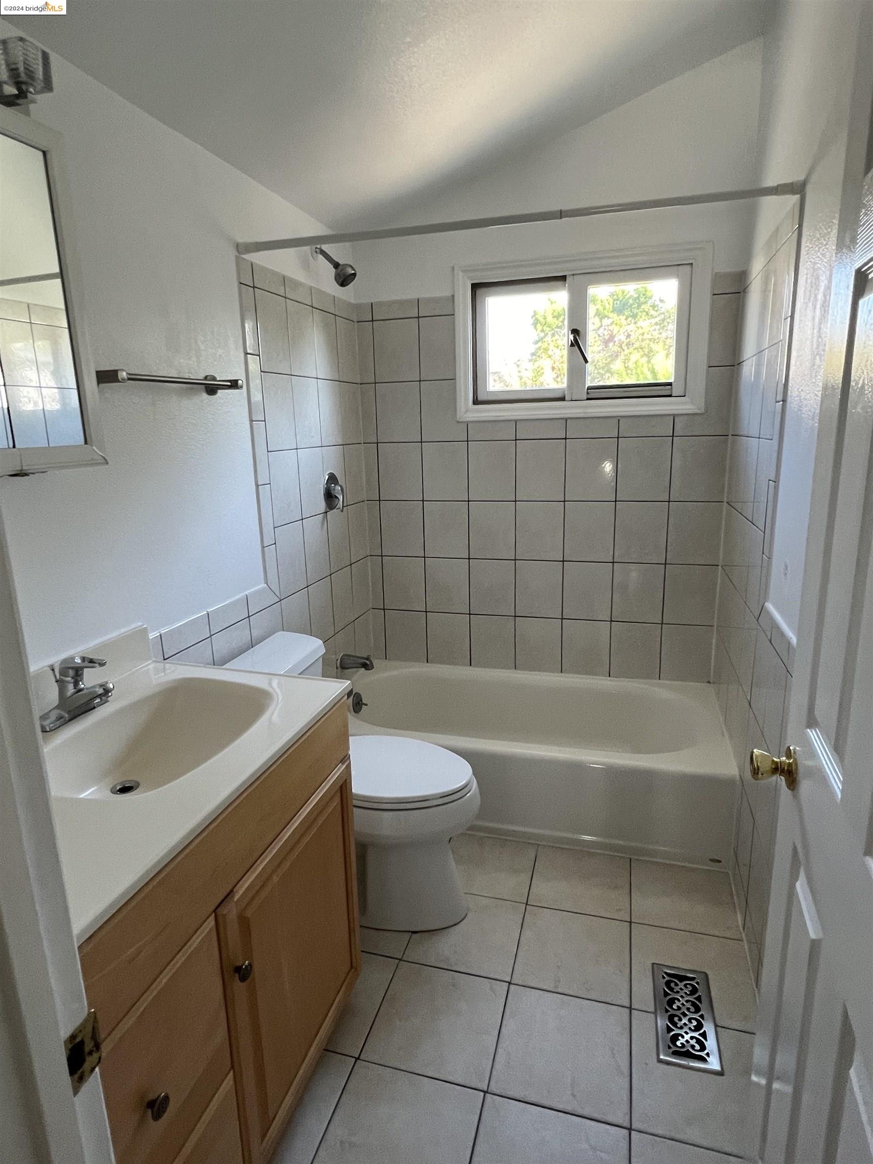 Detail Gallery Image 8 of 8 For 2438 Martin Luther King Jr Way, Berkeley,  CA 94704 - 2 Beds | 1/1 Baths