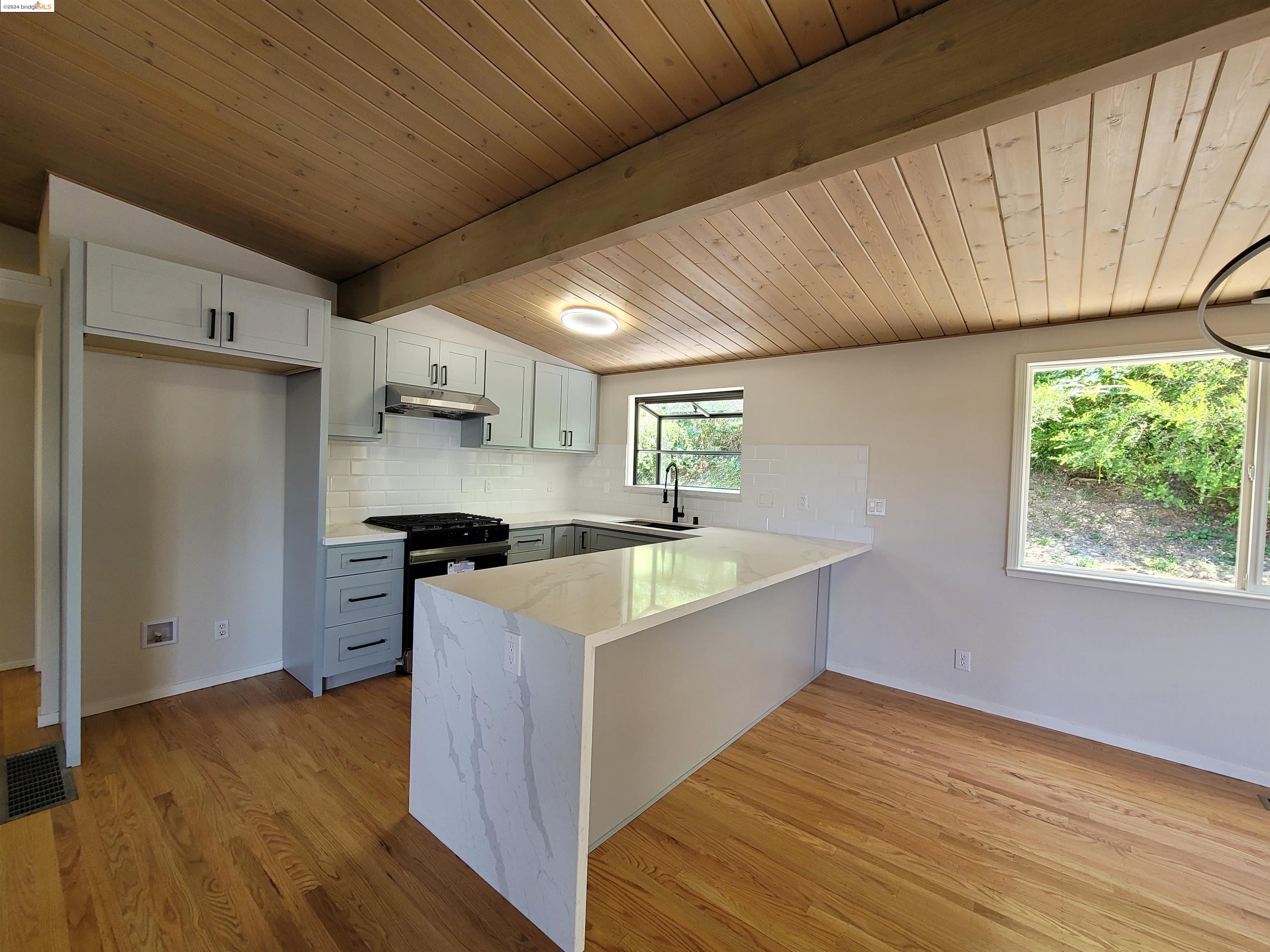 Detail Gallery Image 23 of 42 For 7030 Snake Rd, Oakland,  CA 94611 - 4 Beds | 2 Baths