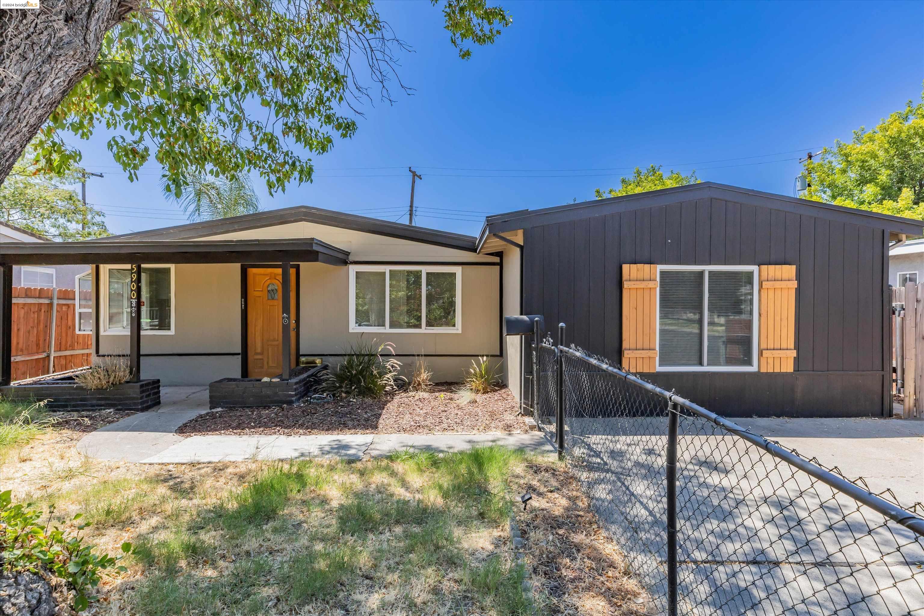 Detail Gallery Image 1 of 38 For 5900 Nina Way, Sacramento,  CA 95824-3014 - 3 Beds | 2 Baths