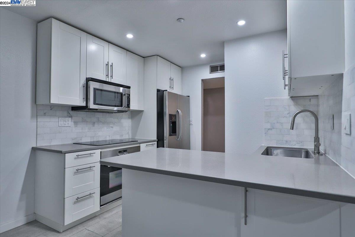 Detail Gallery Image 1 of 1 For 6241 Riverside Blvd #110,  Sacramento,  CA 95831 - 2 Beds | 1 Baths