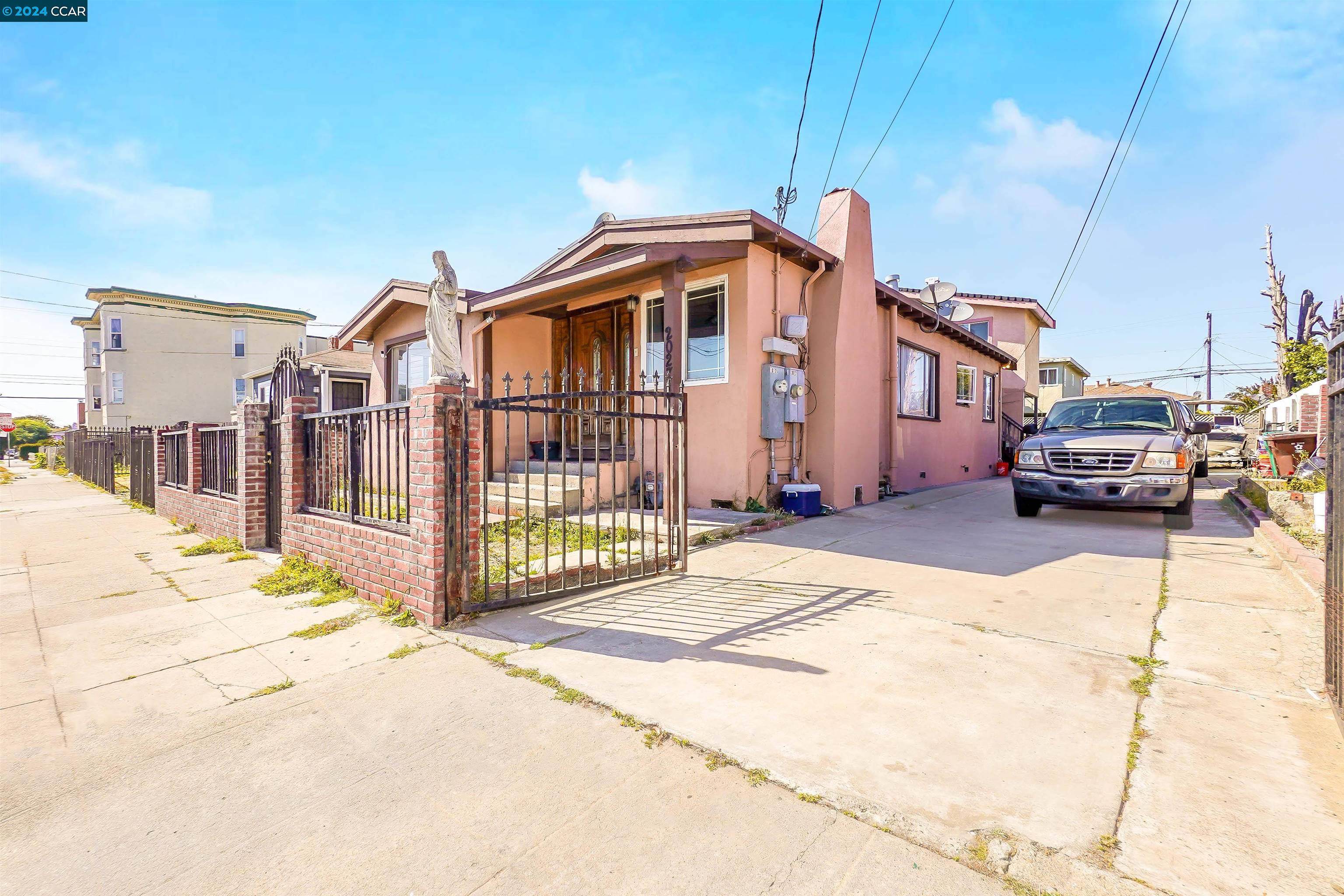 Detail Gallery Image 2 of 23 For 2027 Gaynor Ave, Richmond,  CA 94801 - 5 Beds | 2 Baths