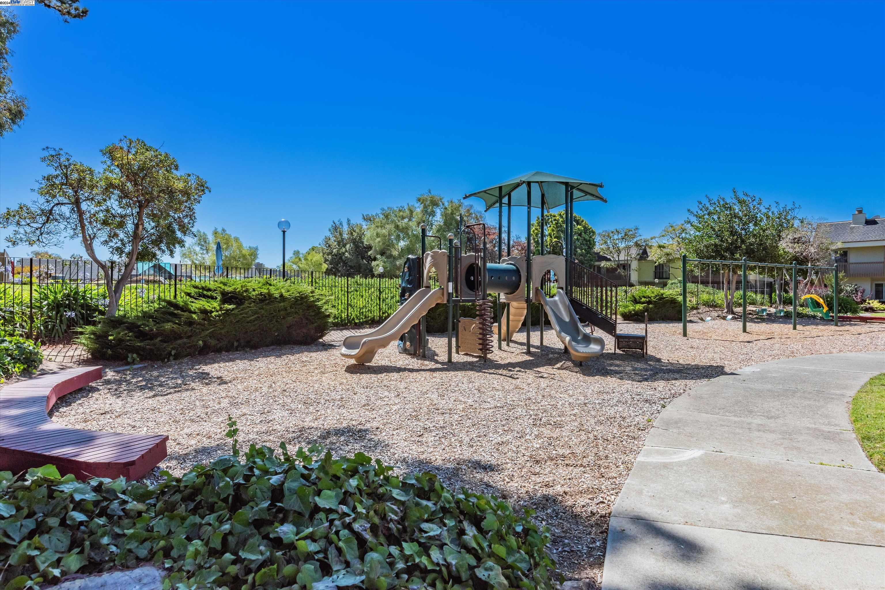 Detail Gallery Image 19 of 21 For 3000 Cerro Vista, Alameda,  CA 94502 - 4 Beds | 2/1 Baths