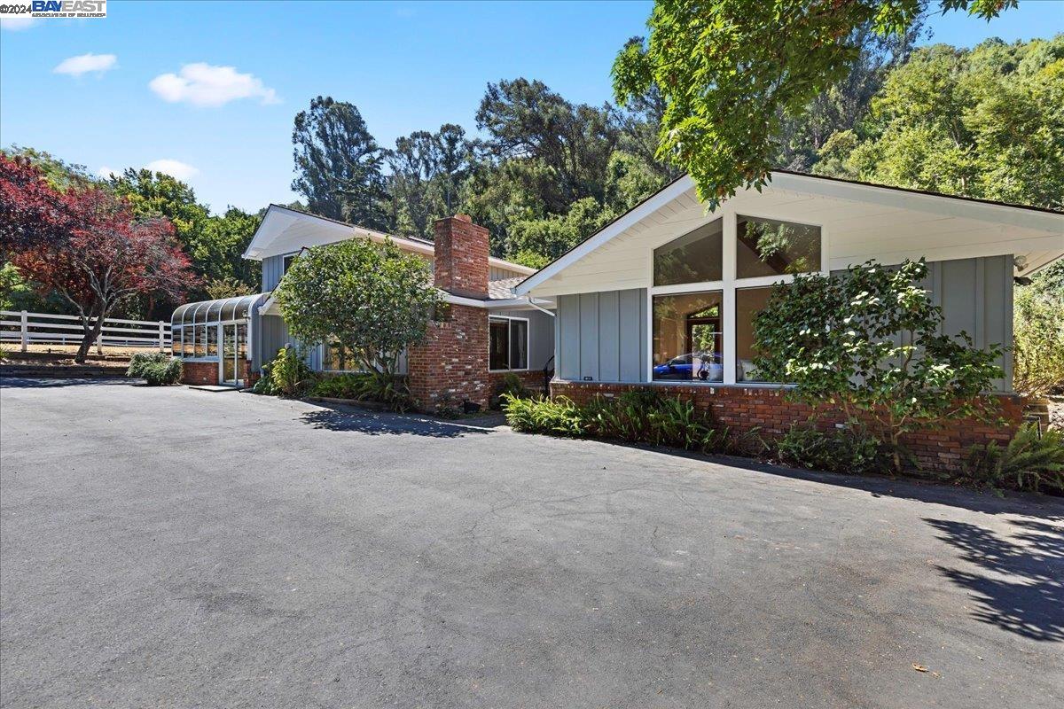 Detail Gallery Image 1 of 36 For 30261 Palomares Rd, Castro Valley,  CA 94552 - 6 Beds | 4 Baths