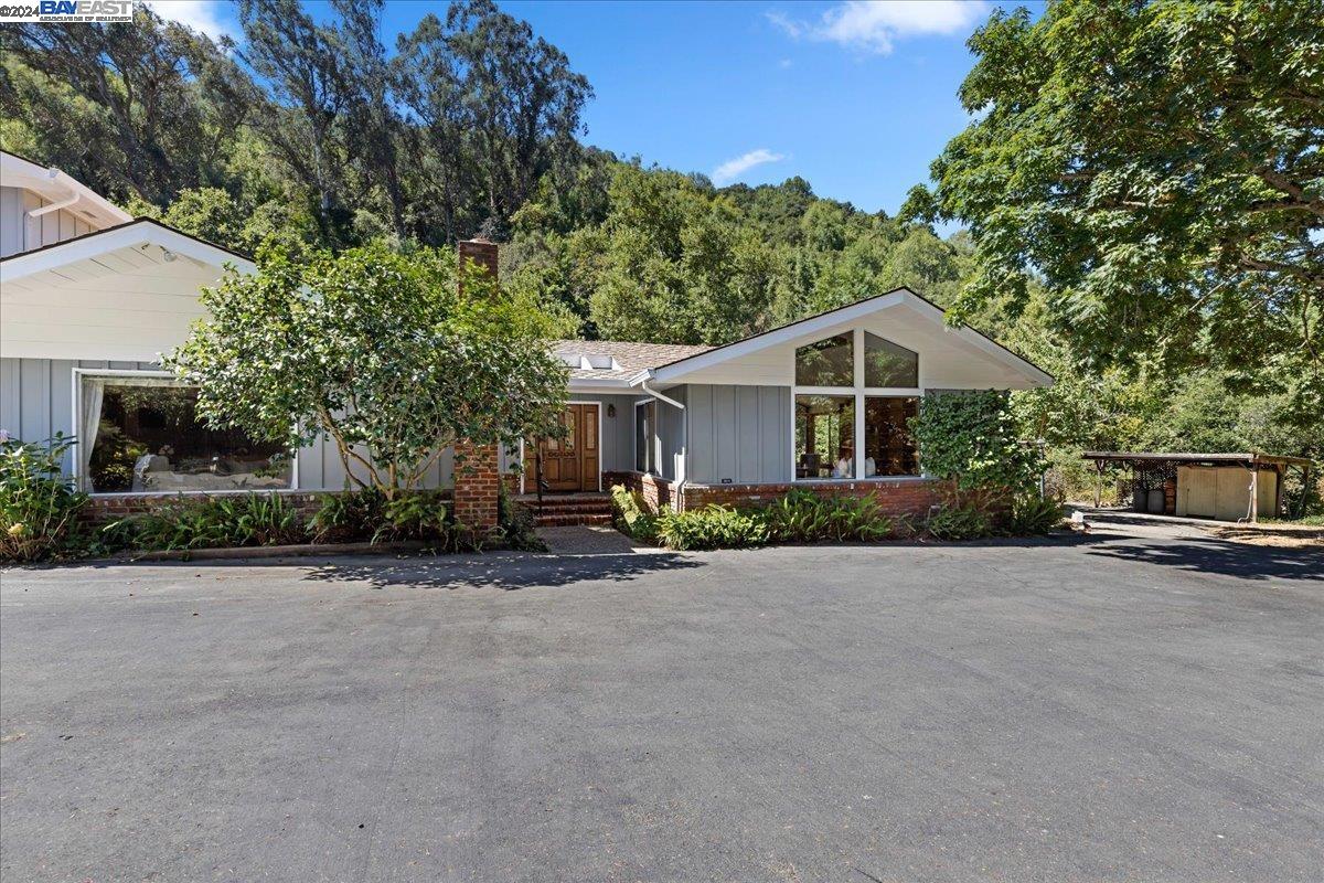 Detail Gallery Image 2 of 36 For 30261 Palomares Rd, Castro Valley,  CA 94552 - 6 Beds | 4 Baths