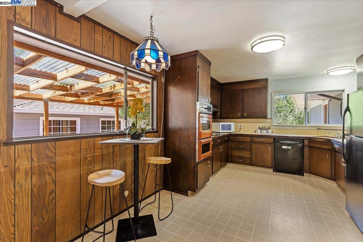 Detail Gallery Image 12 of 36 For 30261 Palomares Rd, Castro Valley,  CA 94552 - 6 Beds | 4 Baths