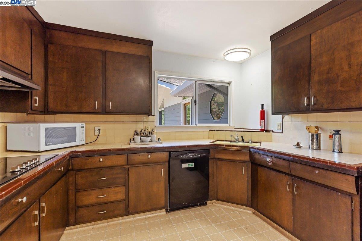 Detail Gallery Image 13 of 36 For 30261 Palomares Rd, Castro Valley,  CA 94552 - 6 Beds | 4 Baths
