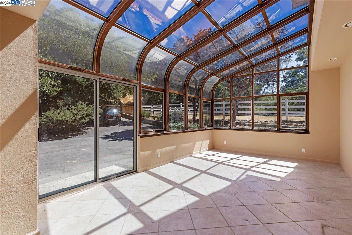 Detail Gallery Image 17 of 36 For 30261 Palomares Rd, Castro Valley,  CA 94552 - 6 Beds | 4 Baths