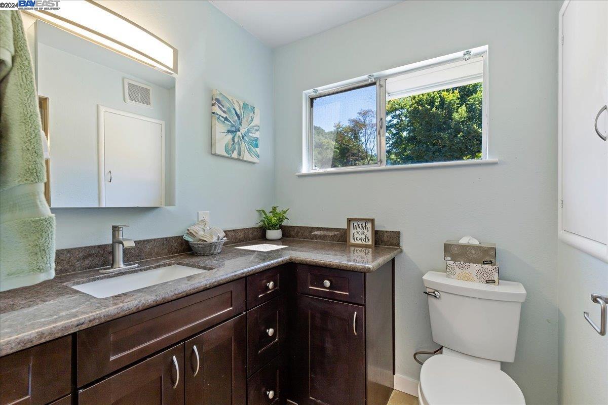 Detail Gallery Image 20 of 36 For 30261 Palomares Rd, Castro Valley,  CA 94552 - 6 Beds | 4 Baths