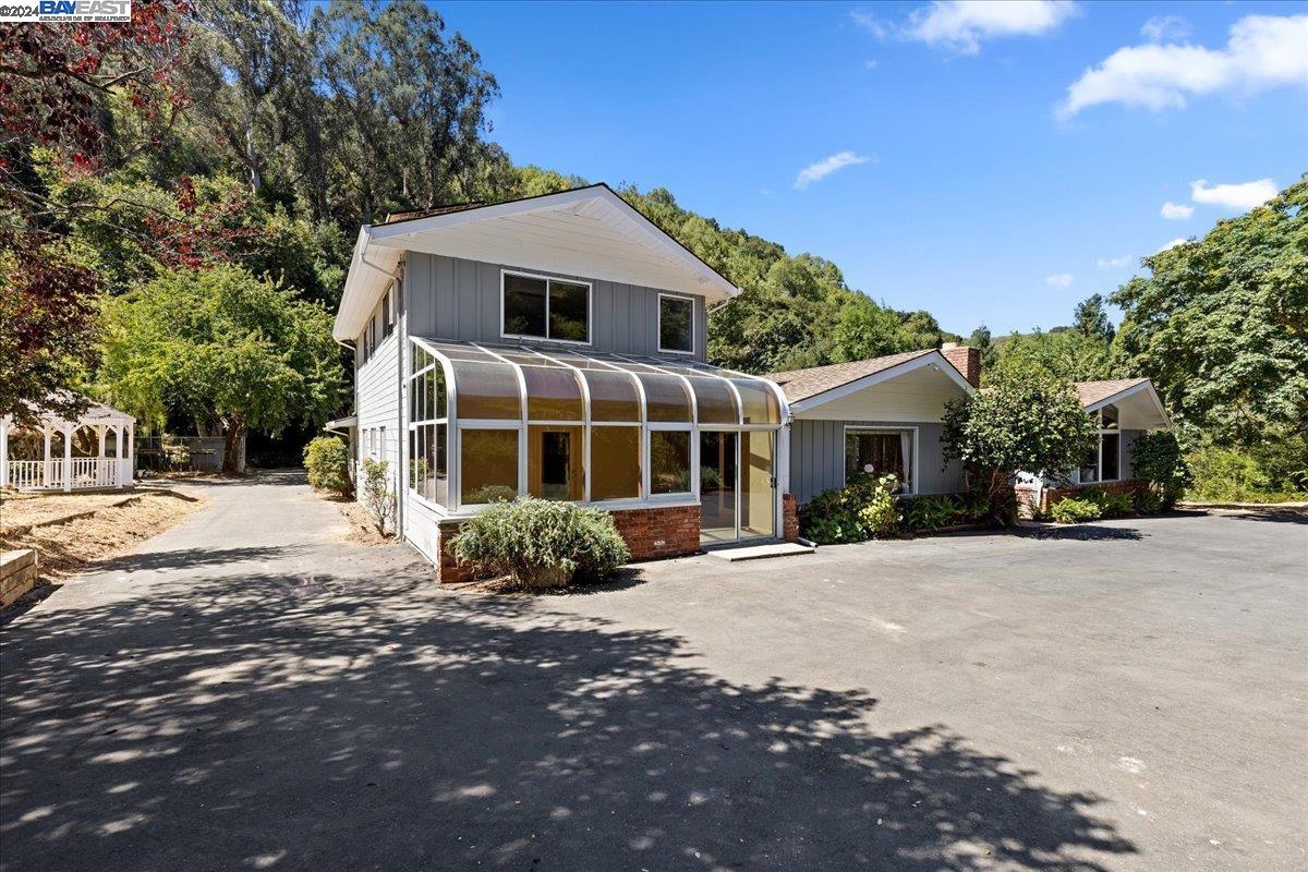 Detail Gallery Image 3 of 36 For 30261 Palomares Rd, Castro Valley,  CA 94552 - 6 Beds | 4 Baths