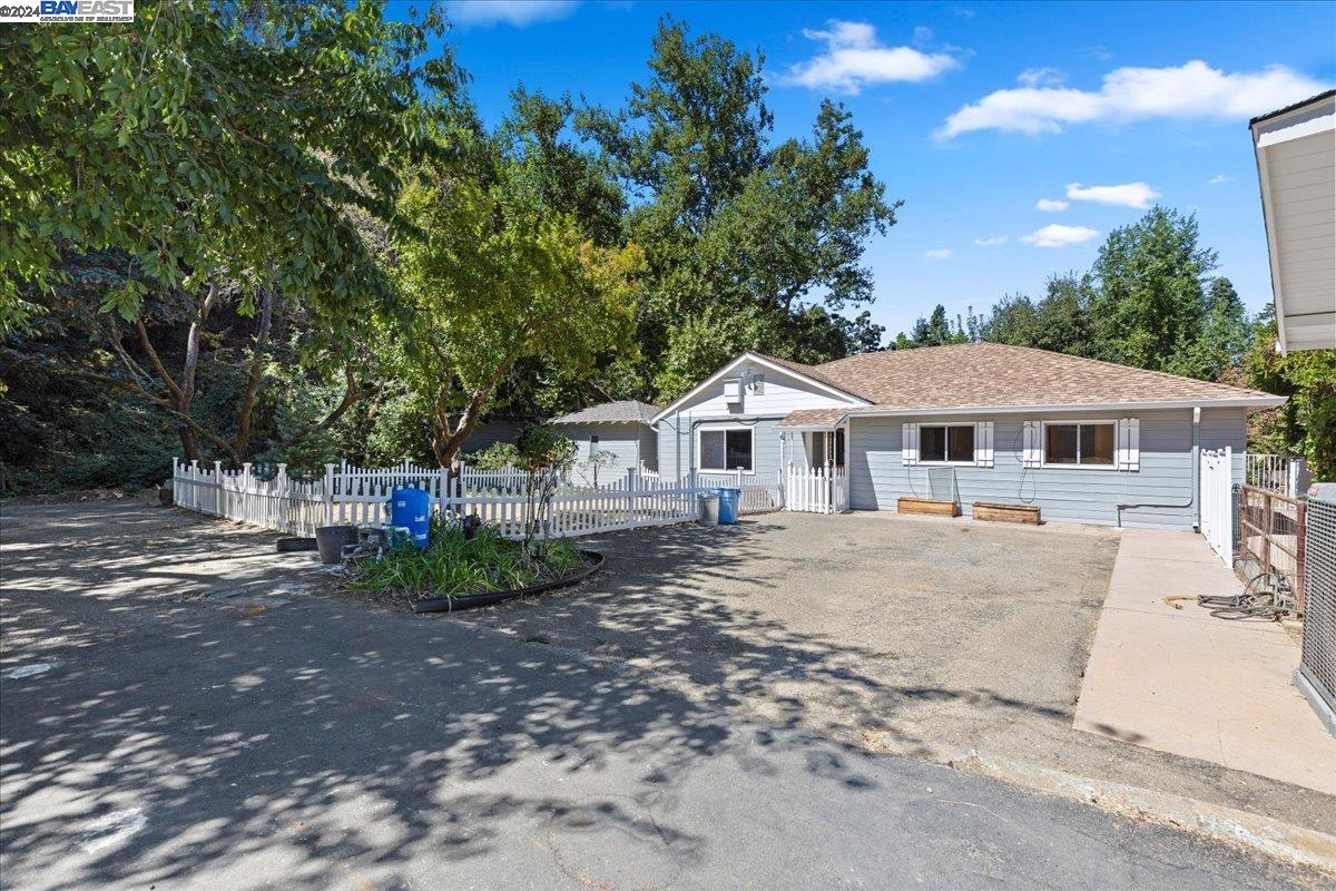 Detail Gallery Image 22 of 36 For 30261 Palomares Rd, Castro Valley,  CA 94552 - 6 Beds | 4 Baths