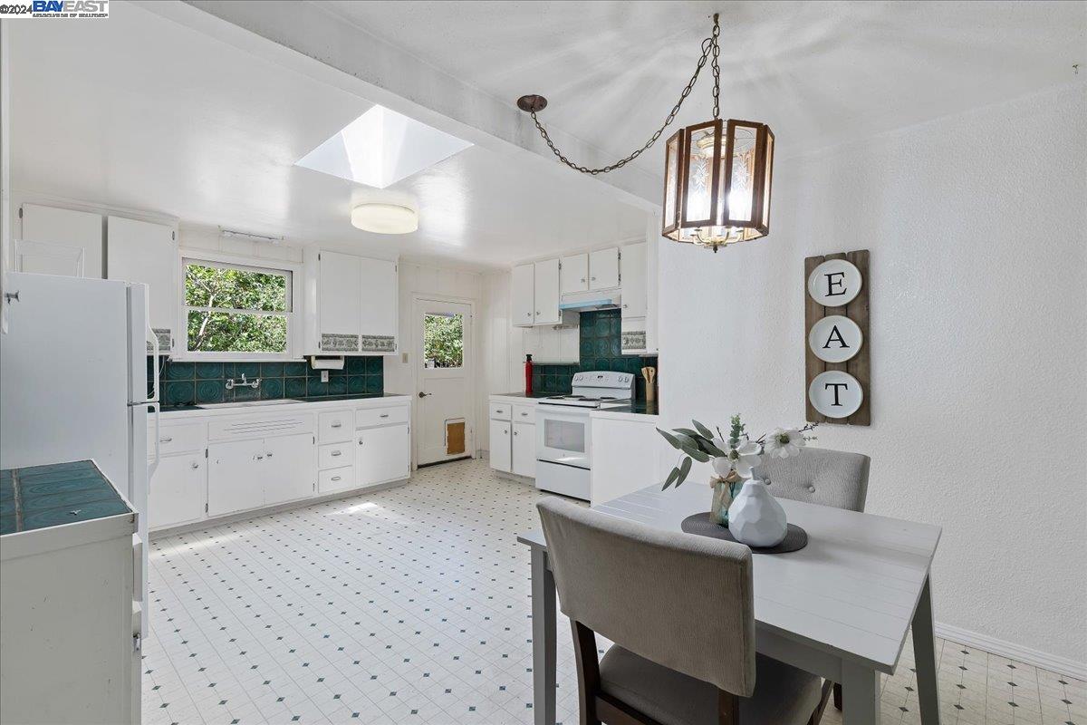 Detail Gallery Image 26 of 36 For 30261 Palomares Rd, Castro Valley,  CA 94552 - 6 Beds | 4 Baths