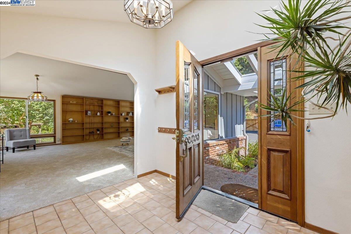 Detail Gallery Image 5 of 36 For 30261 Palomares Rd, Castro Valley,  CA 94552 - 6 Beds | 4 Baths