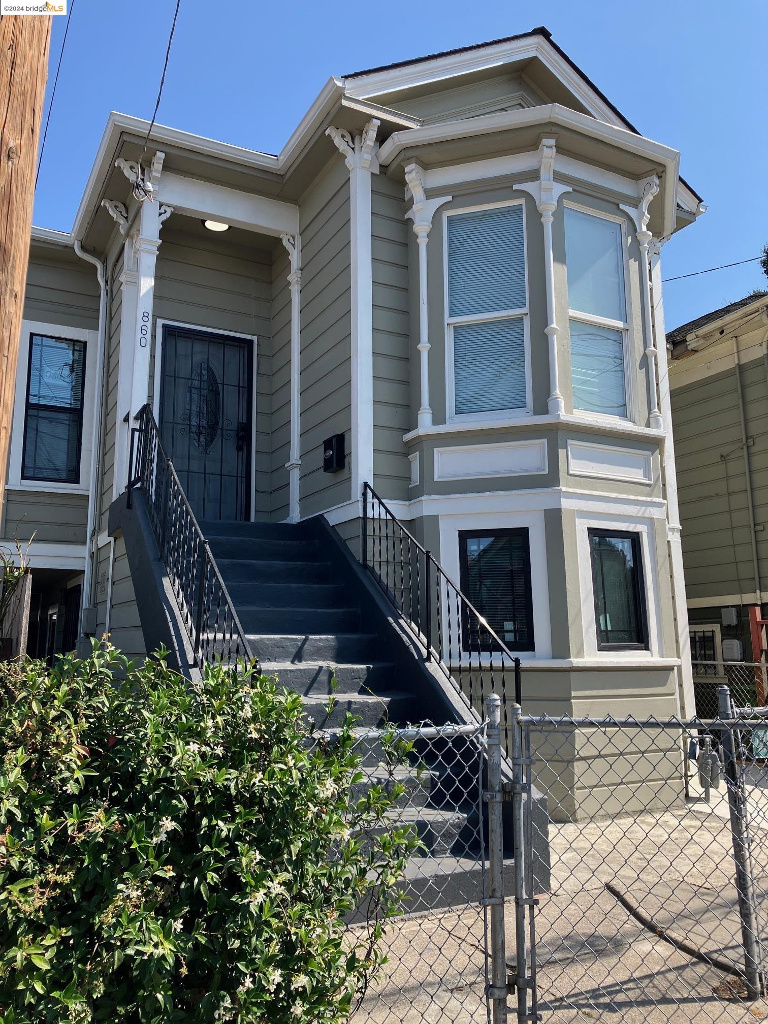 Detail Gallery Image 1 of 1 For 860 Mcelroy St, Oakland,  CA 94607 - 4 Beds | 2 Baths
