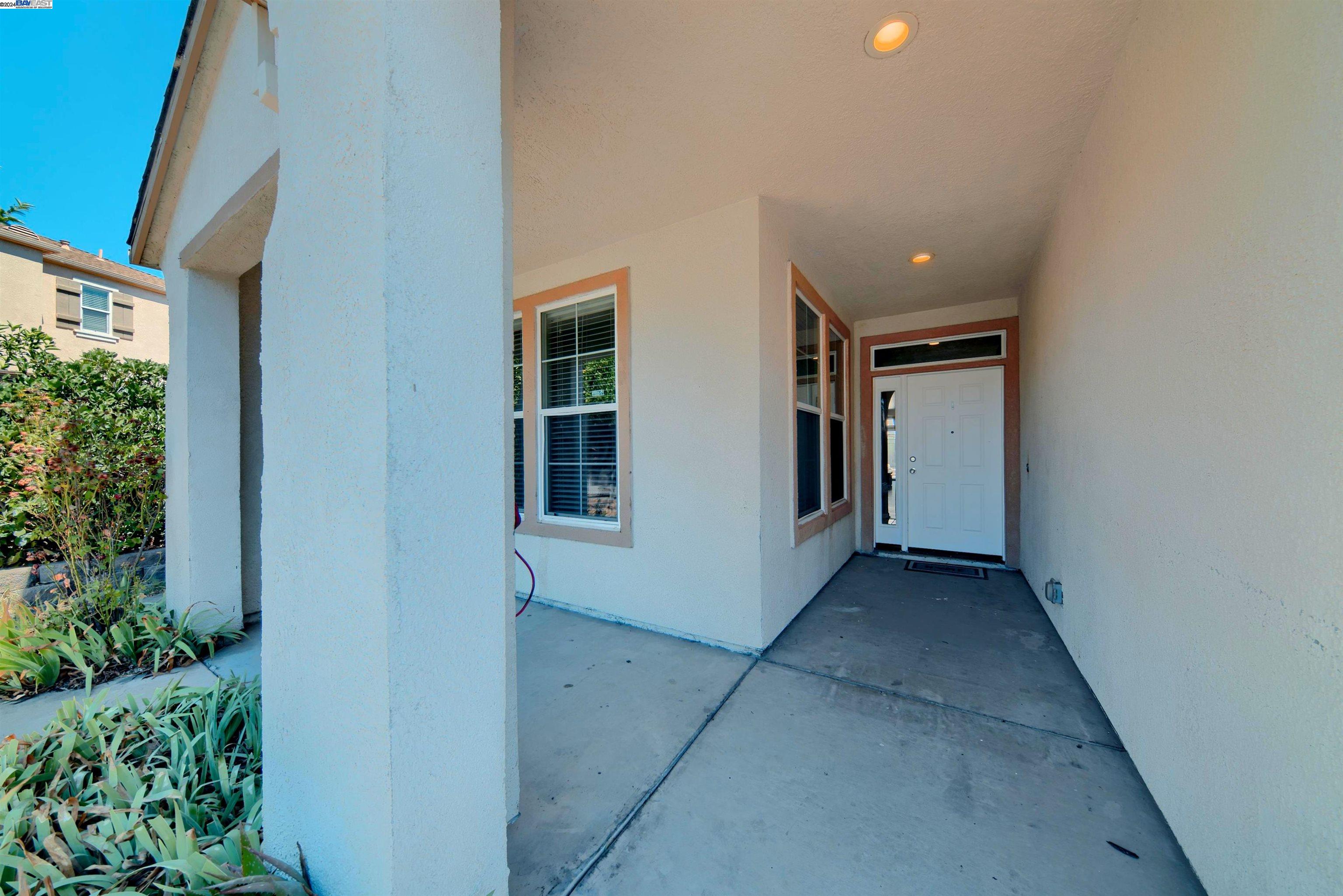 Detail Gallery Image 2 of 33 For 2240 Big Oak Ct, Stockton,  CA 95205 - 3 Beds | 2 Baths