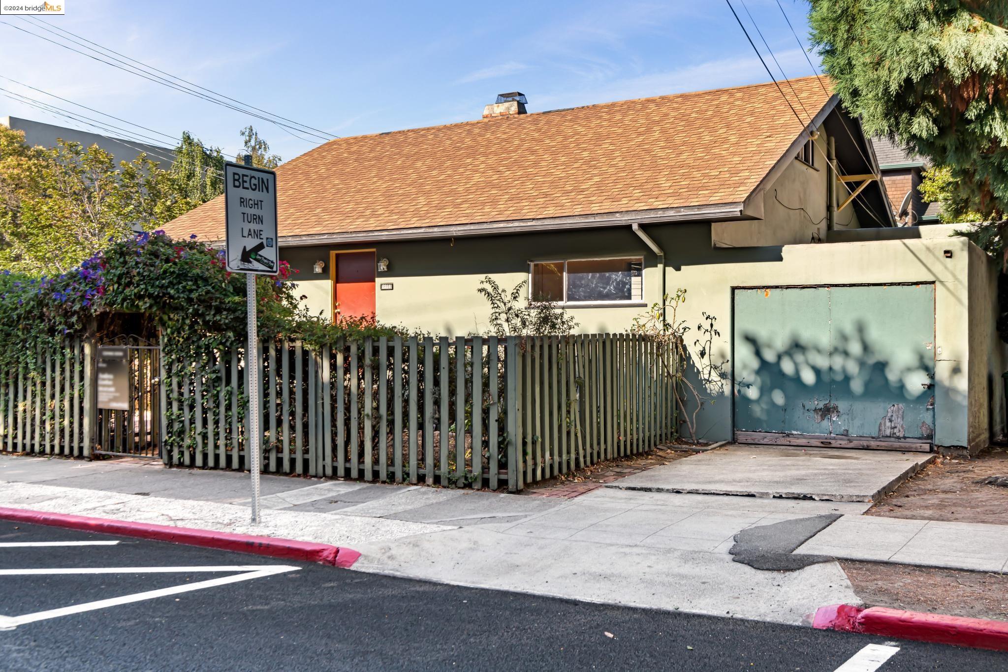 Detail Gallery Image 3 of 34 For 2344 Fulton St, Berkeley,  CA 94704 - 2 Beds | 1 Baths