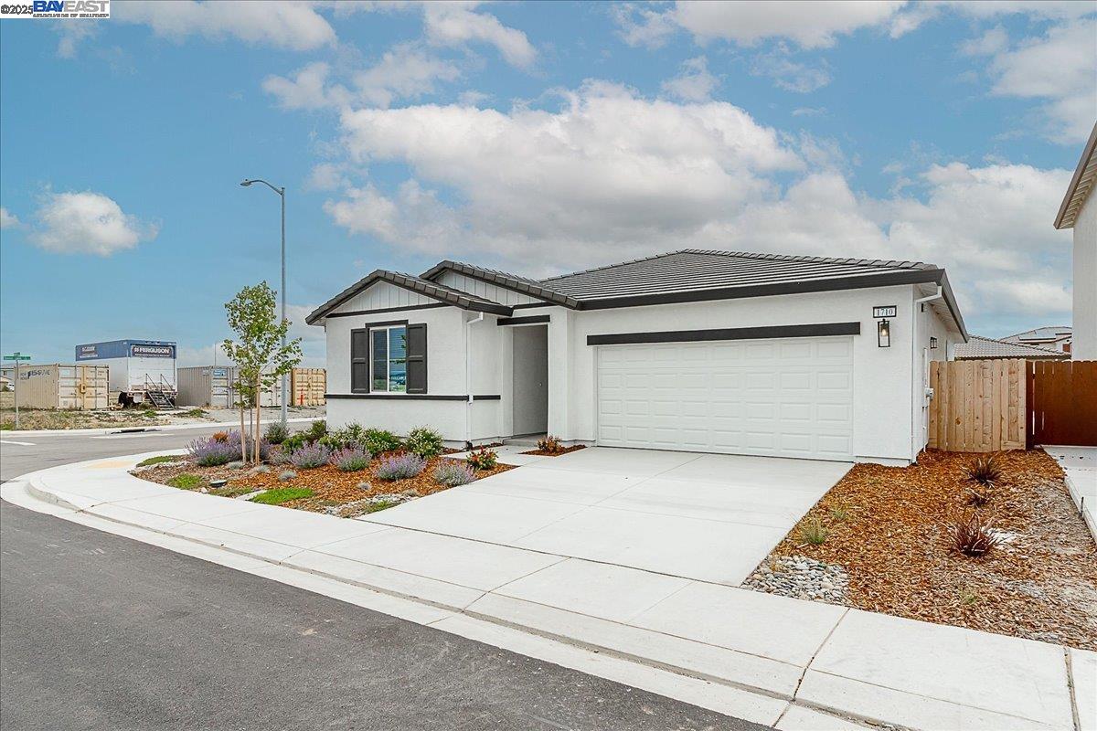 Detail Gallery Image 2 of 27 For 1710 Yukon Territory Ave, Manteca,  CA 95337 - 3 Beds | 2 Baths