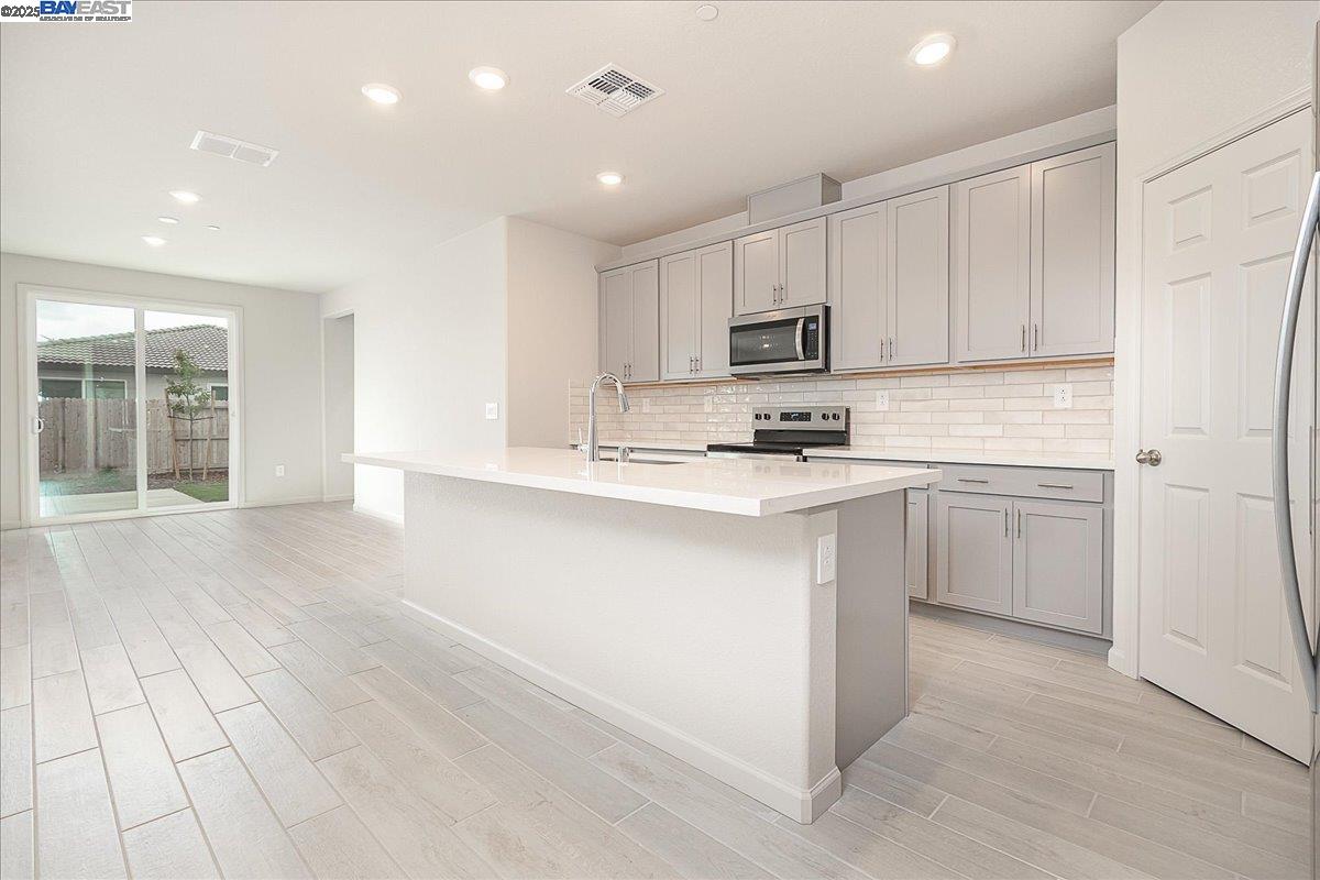 Detail Gallery Image 12 of 27 For 1710 Yukon Territory Ave, Manteca,  CA 95337 - 3 Beds | 2 Baths