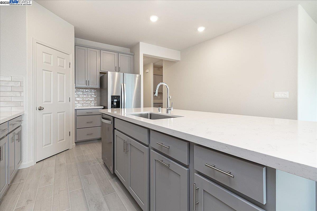 Detail Gallery Image 15 of 27 For 1710 Yukon Territory Ave, Manteca,  CA 95337 - 3 Beds | 2 Baths
