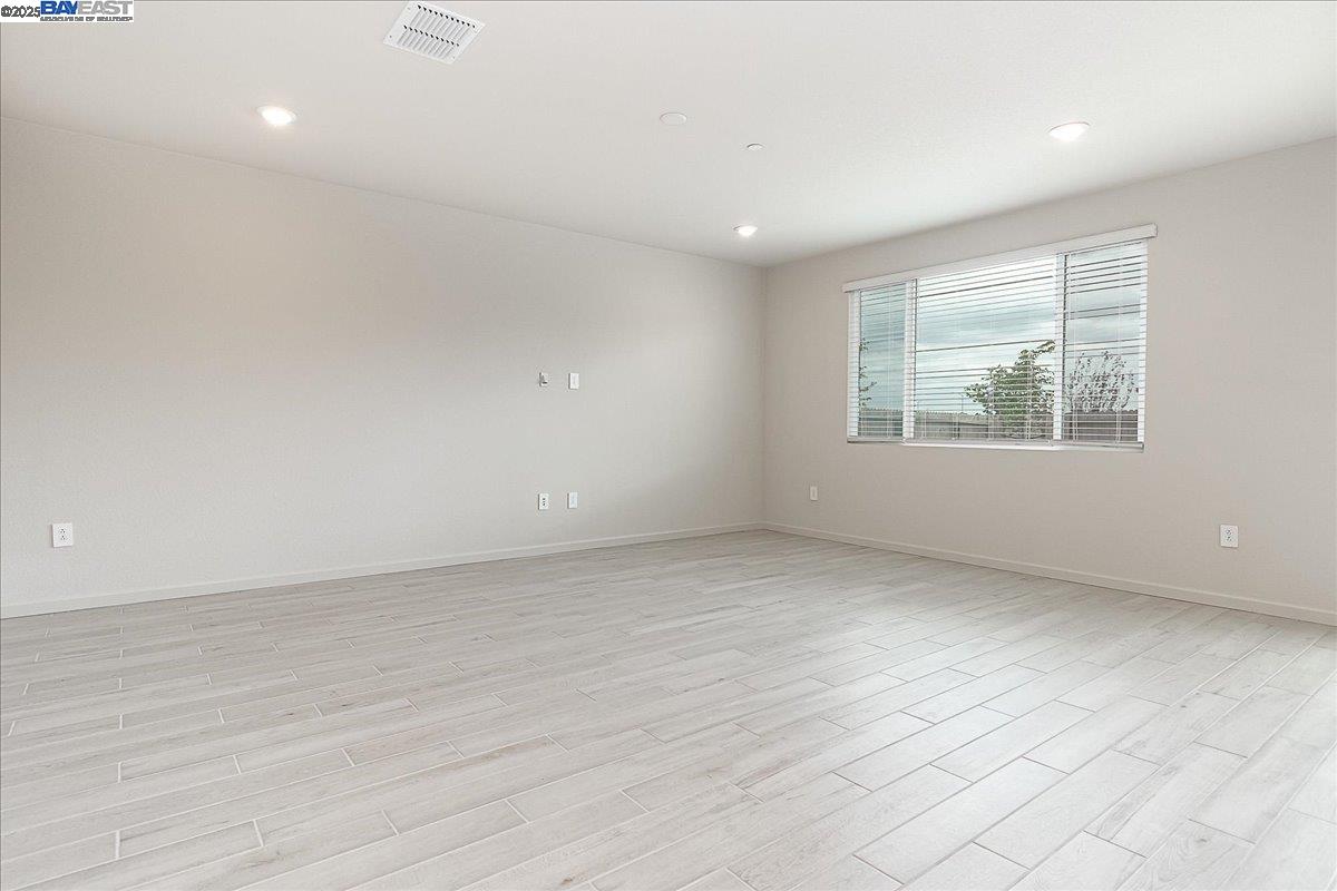Detail Gallery Image 17 of 27 For 1710 Yukon Territory Ave, Manteca,  CA 95337 - 3 Beds | 2 Baths