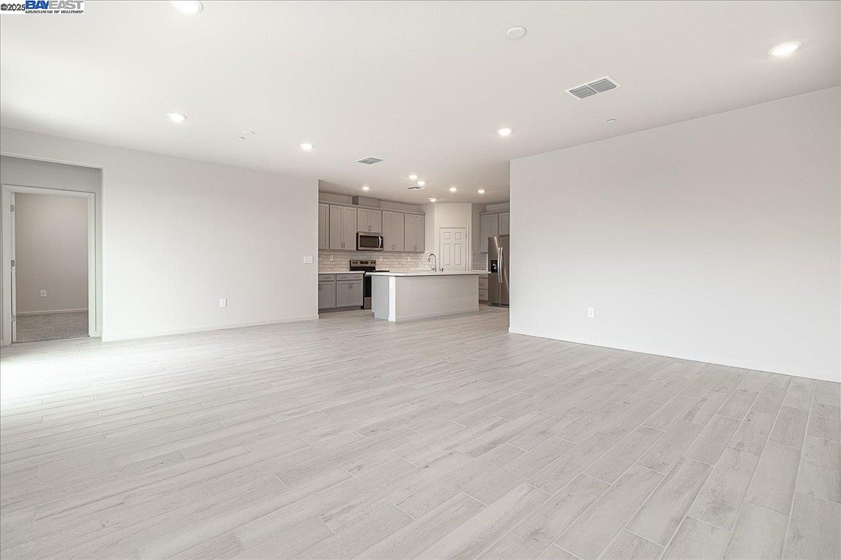 Detail Gallery Image 18 of 27 For 1710 Yukon Territory Ave, Manteca,  CA 95337 - 3 Beds | 2 Baths