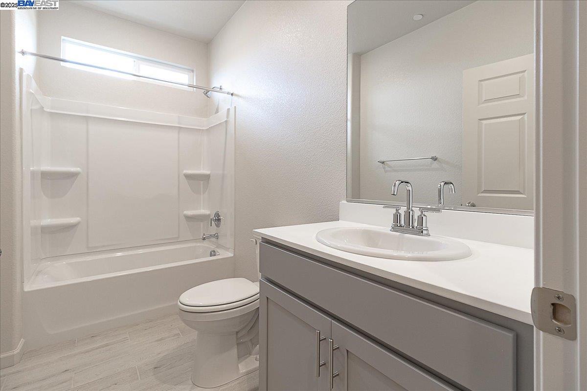 Detail Gallery Image 7 of 27 For 1710 Yukon Territory Ave, Manteca,  CA 95337 - 3 Beds | 2 Baths