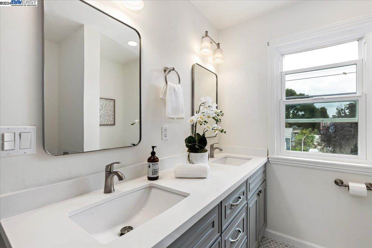 Detail Gallery Image 12 of 28 For 955 Virginia St, Berkeley,  CA 94710 - 4 Beds | 2 Baths