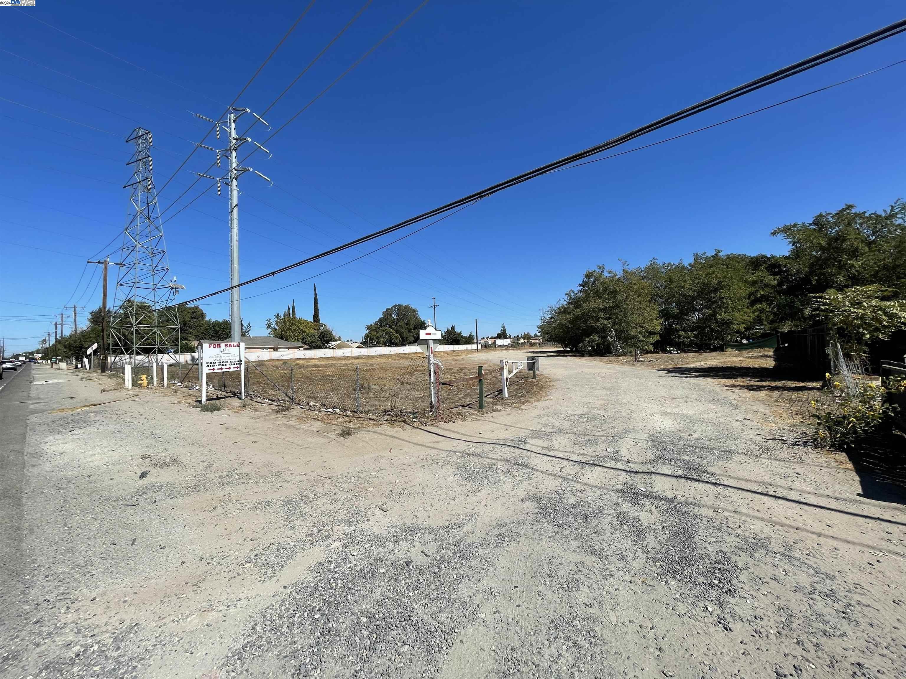Detail Gallery Image 4 of 7 For 580 S Airport Way, Manteca,  CA 95337 - 5 Beds | 2 Baths