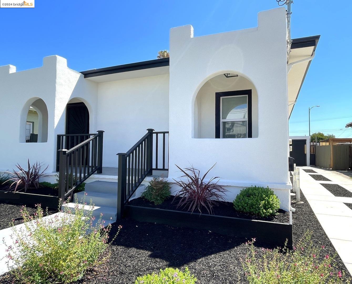 Detail Gallery Image 1 of 1 For 2572 60th Ave, Oakland,  CA 94605 - 5 Beds | 2 Baths