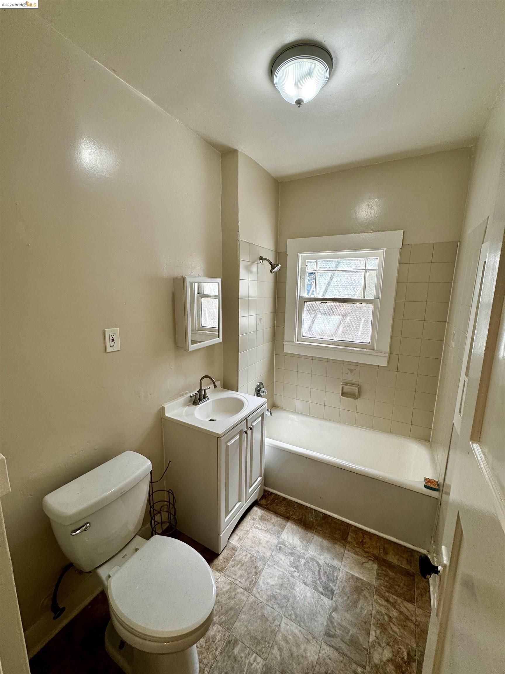 Detail Gallery Image 11 of 24 For 809 E 28th St, Oakland,  CA 94610 - – Beds | – Baths