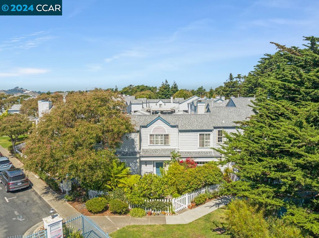More Details about MLS # 41071322 : 215 COMMODORE DR