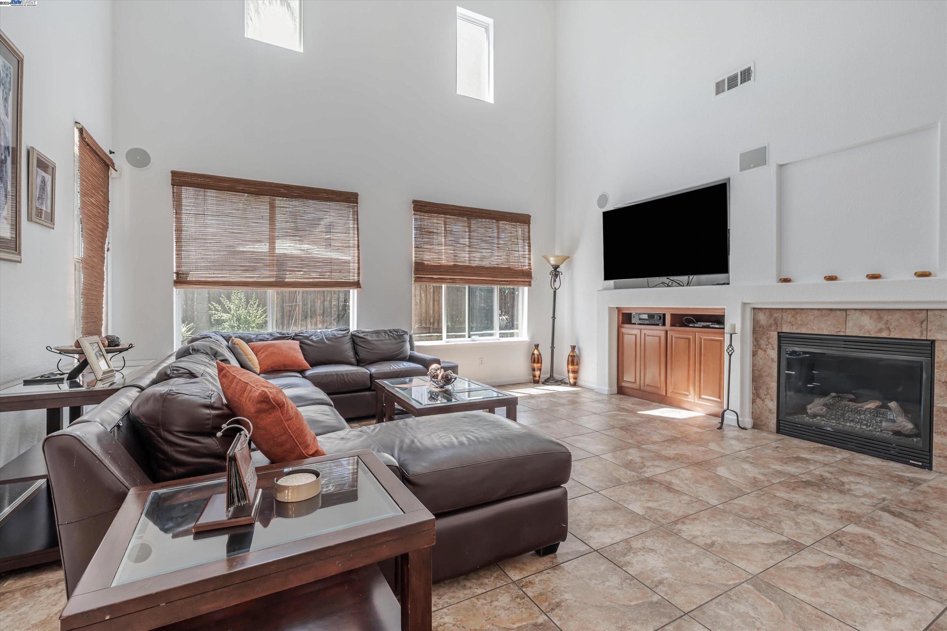 Detail Gallery Image 2 of 40 For 686 Homestead Ave, Lathrop,  CA 95330 - 5 Beds | 3 Baths