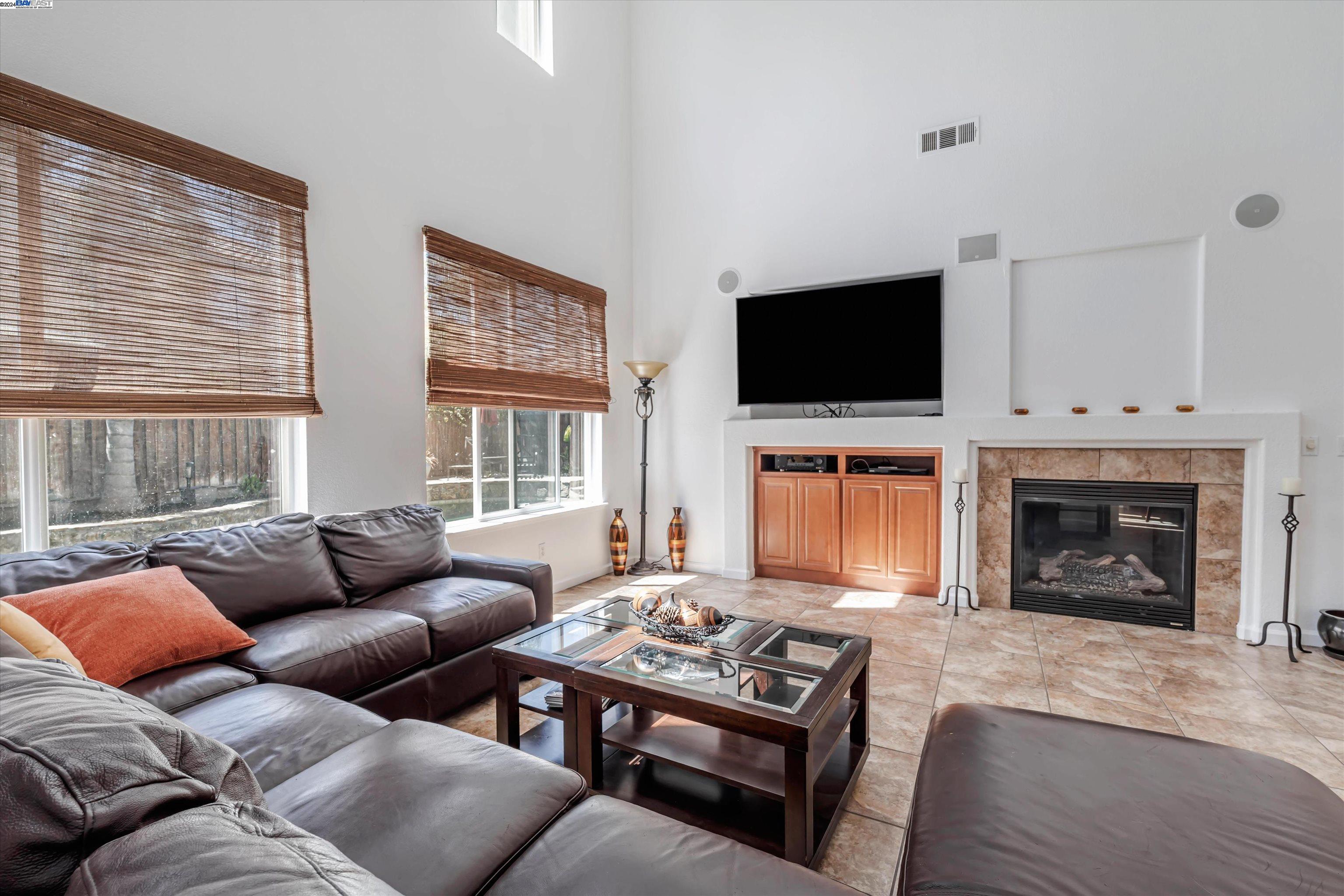 Detail Gallery Image 3 of 40 For 686 Homestead Ave, Lathrop,  CA 95330 - 5 Beds | 3 Baths