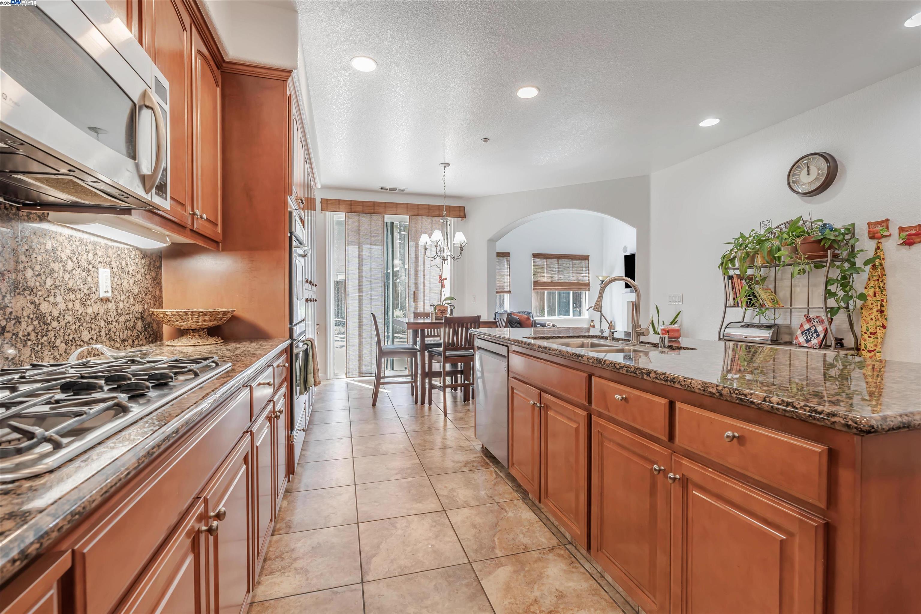 Detail Gallery Image 5 of 40 For 686 Homestead Ave, Lathrop,  CA 95330 - 5 Beds | 3 Baths