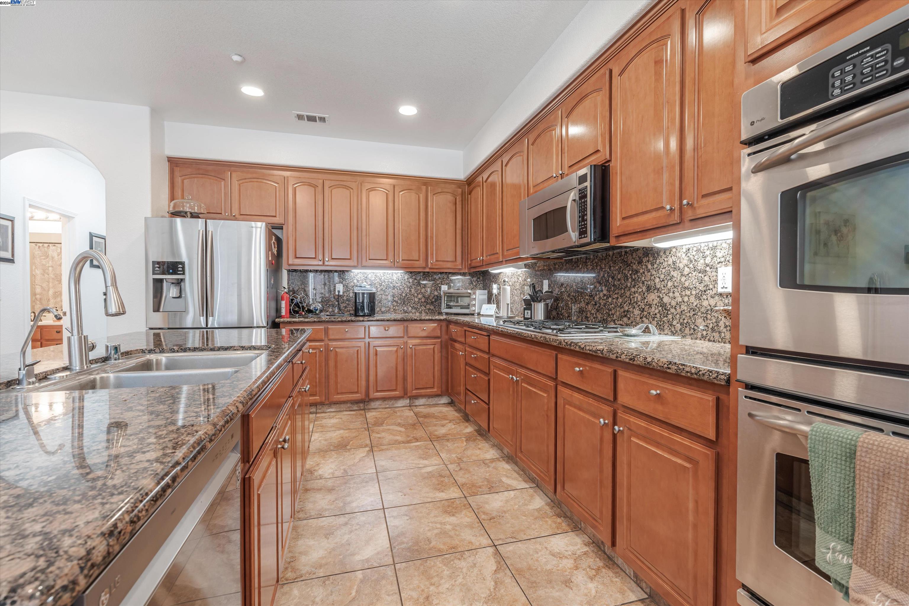 Detail Gallery Image 6 of 40 For 686 Homestead Ave, Lathrop,  CA 95330 - 5 Beds | 3 Baths