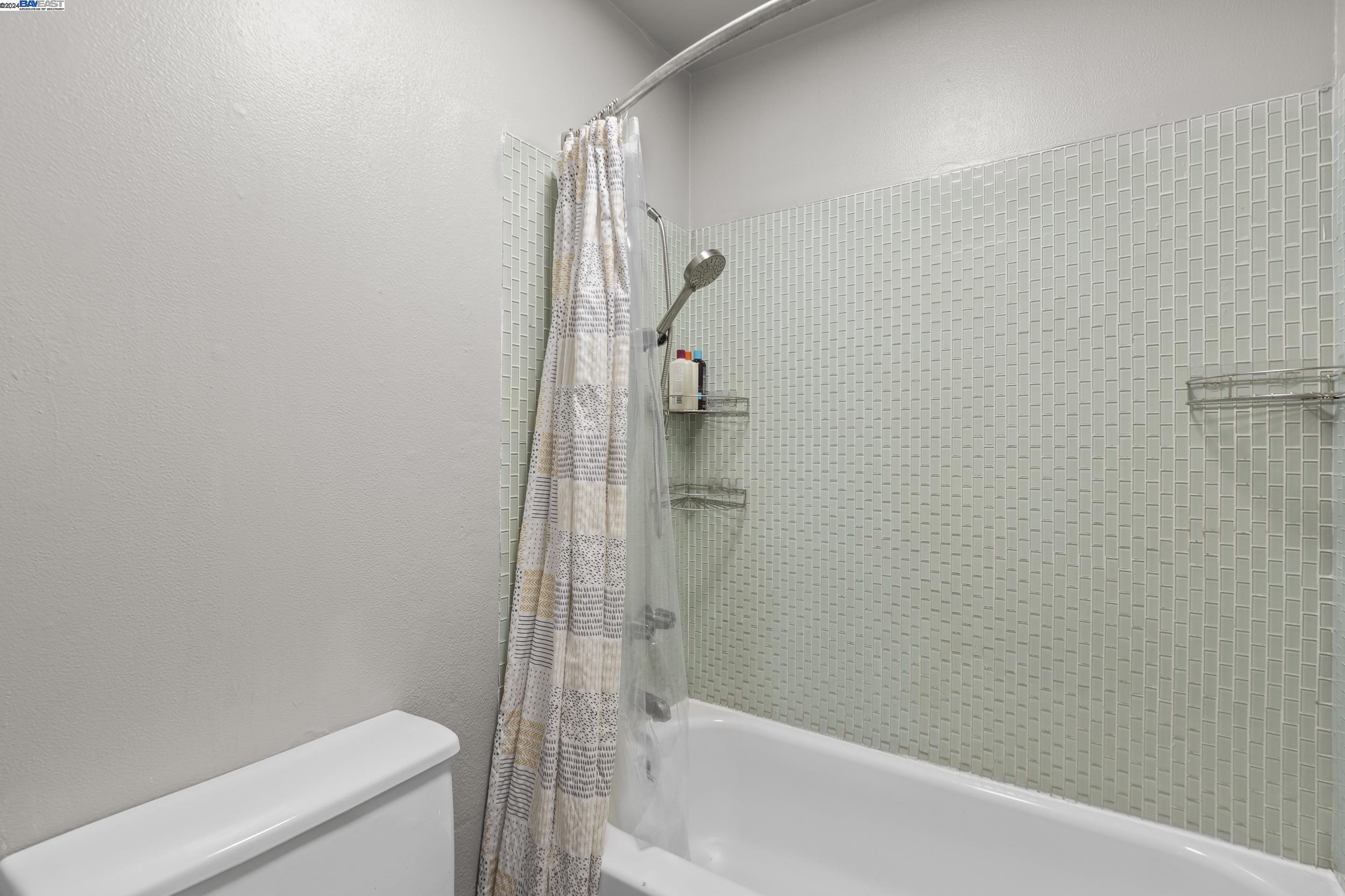 Detail Gallery Image 22 of 32 For 3203 Fiji Ln, Alameda,  CA 94502 - 2 Beds | 1/1 Baths