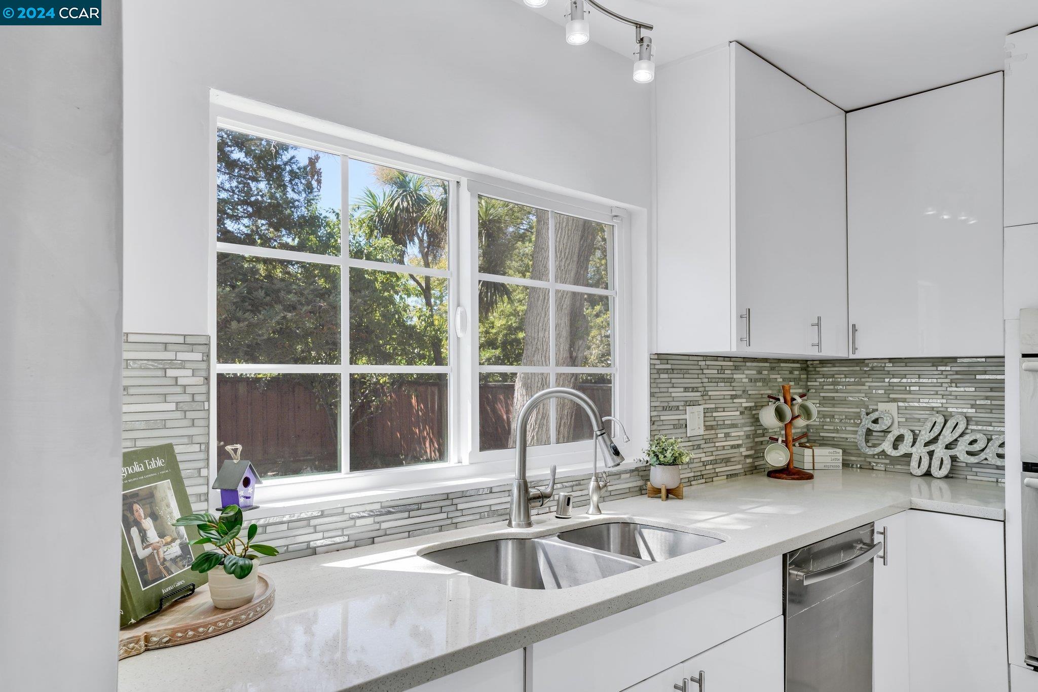 Detail Gallery Image 1 of 1 For 3722 Hawaii Ct, Pleasanton,  CA 94588 - 3 Beds | 2/1 Baths