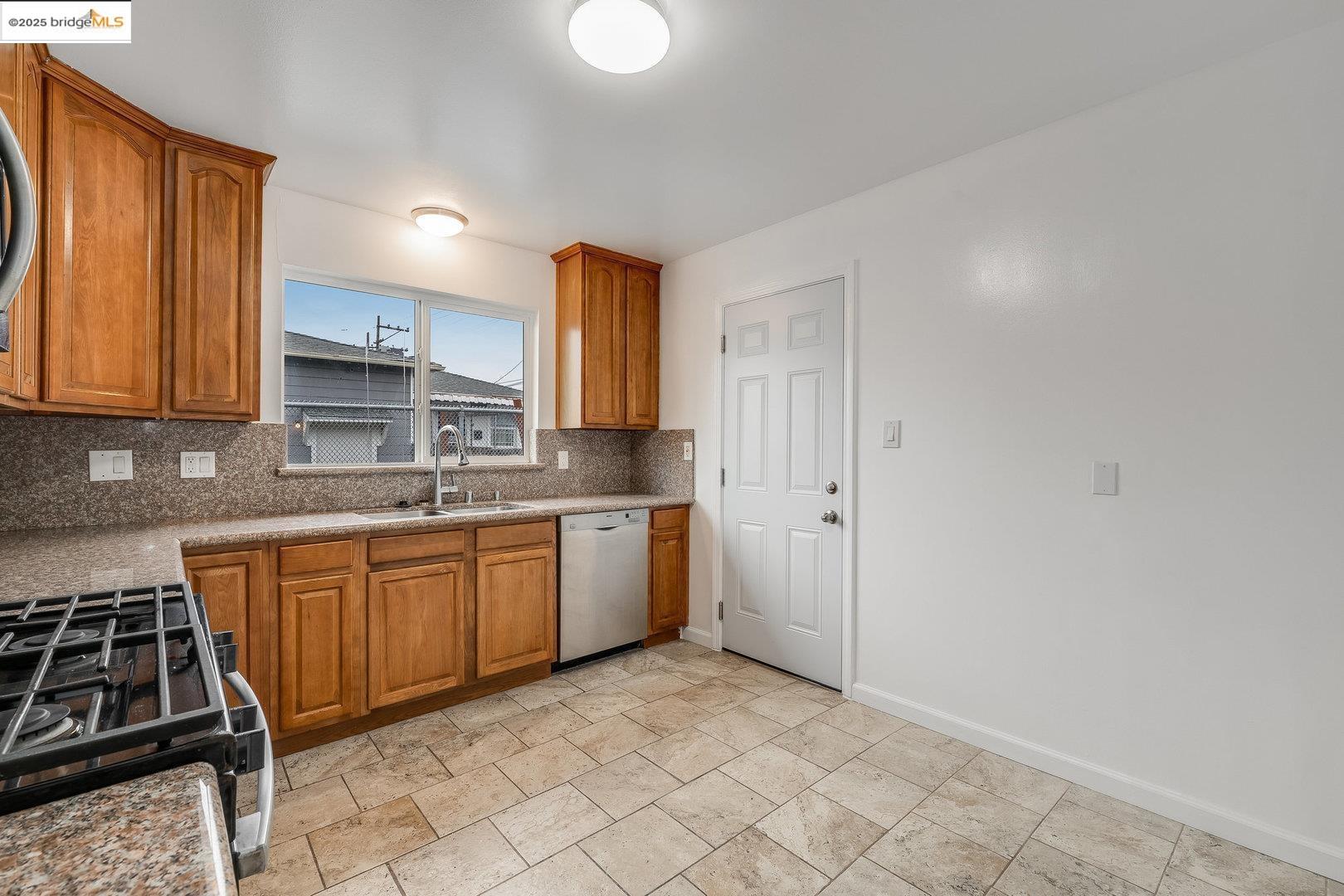 8425 D ST, Oakland, California 94621, 2 Bedrooms Bedrooms, 5 Rooms Rooms,1 BathroomBathrooms,Residential,For Sale,8425 D ST,41071978