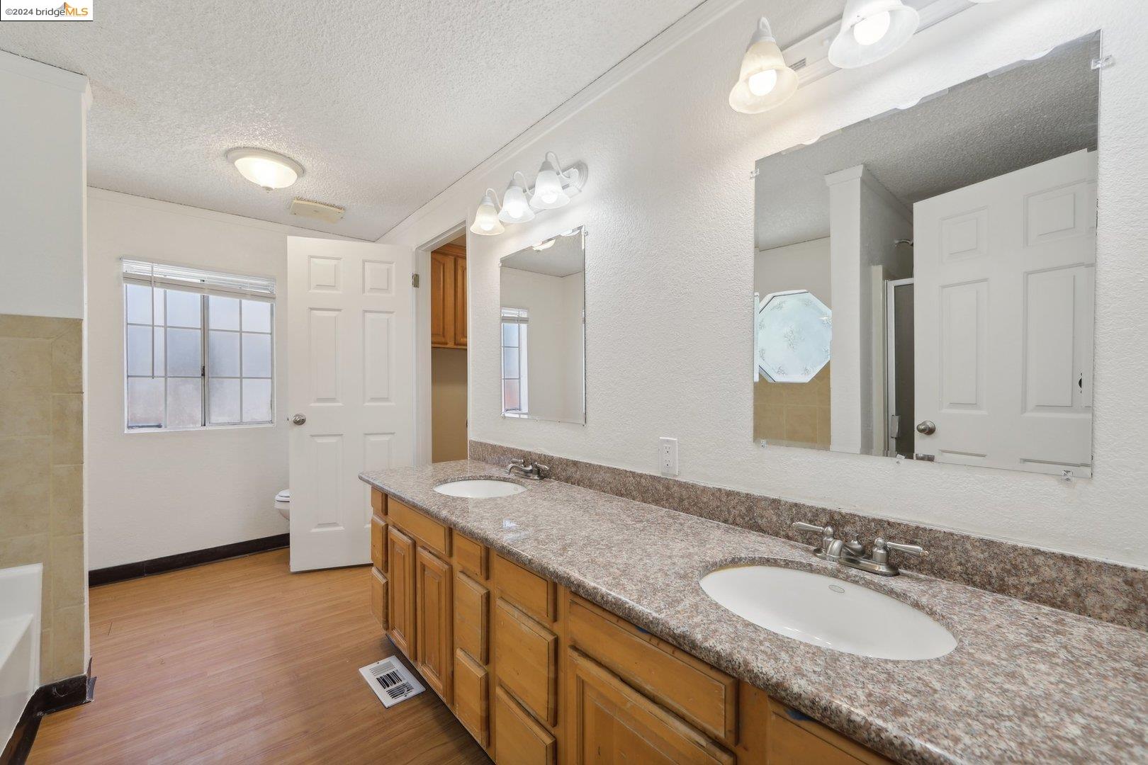 Detail Gallery Image 21 of 37 For 988 36th St, Oakland,  CA 94608 - 3 Beds | 2 Baths