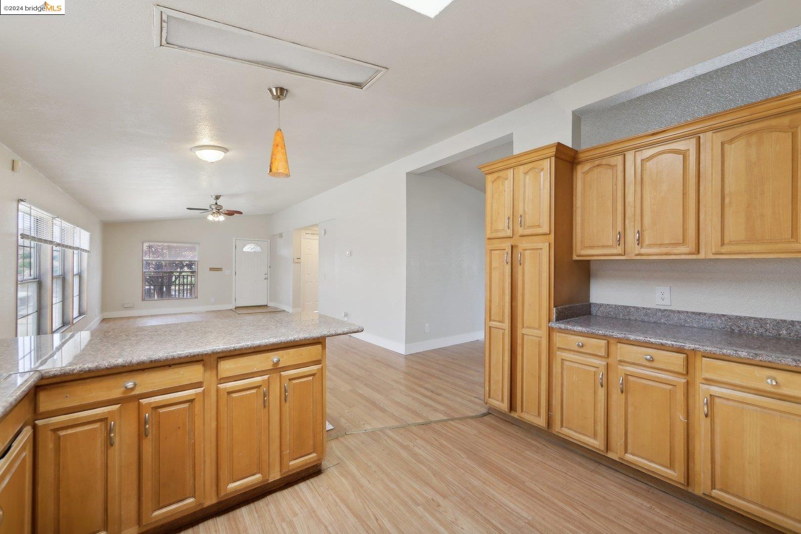 Detail Gallery Image 9 of 37 For 988 36th St, Oakland,  CA 94608 - 3 Beds | 2 Baths