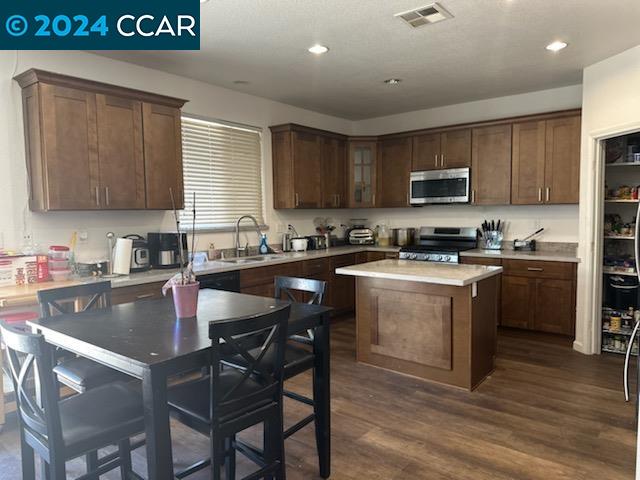 Detail Gallery Image 6 of 6 For 1711 Benedino Cir, Stockton,  CA 95206 - 3 Beds | 2/1 Baths