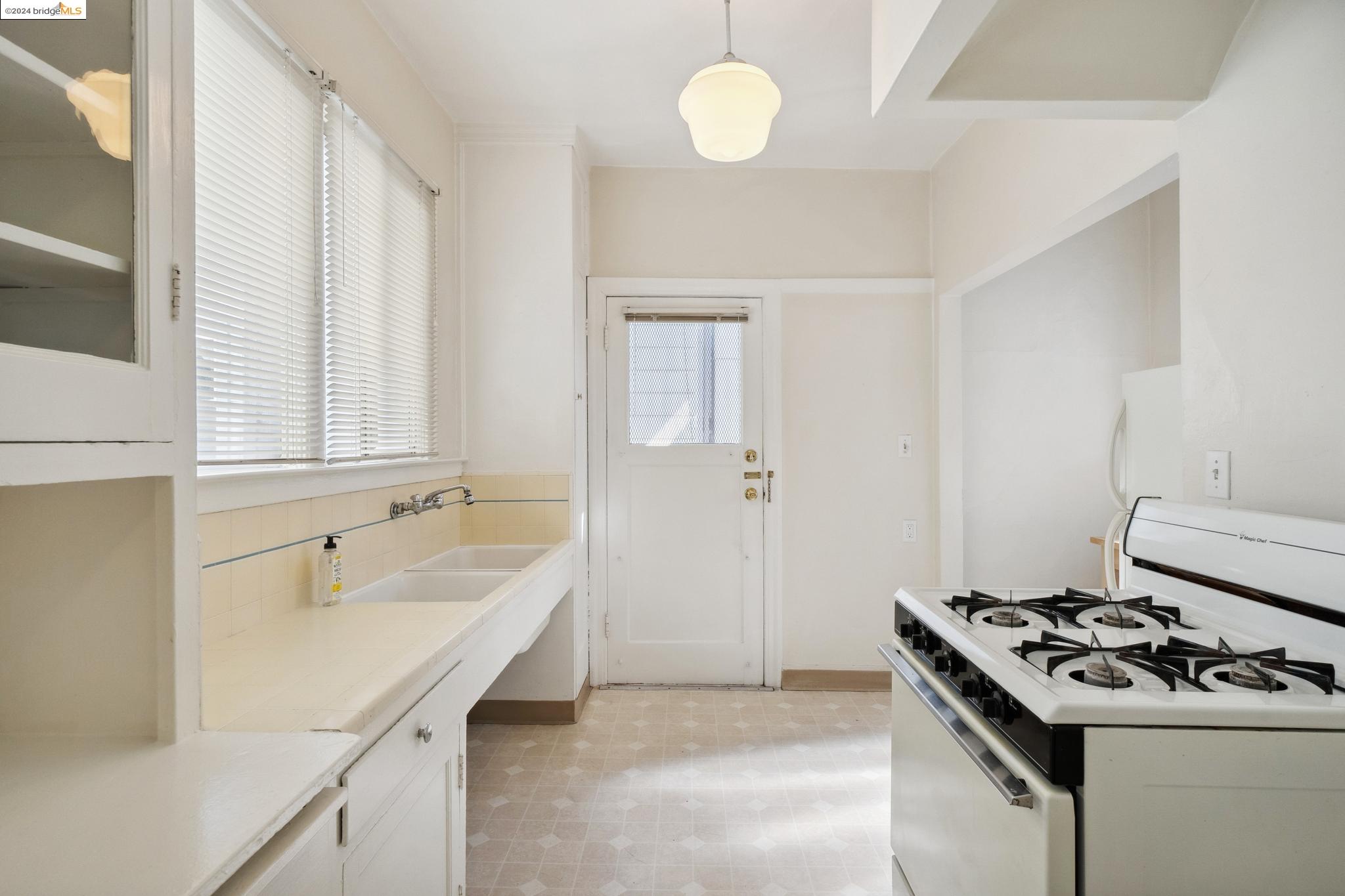 Detail Gallery Image 12 of 45 For 309 63rd St, Oakland,  CA 94618 - – Beds | – Baths