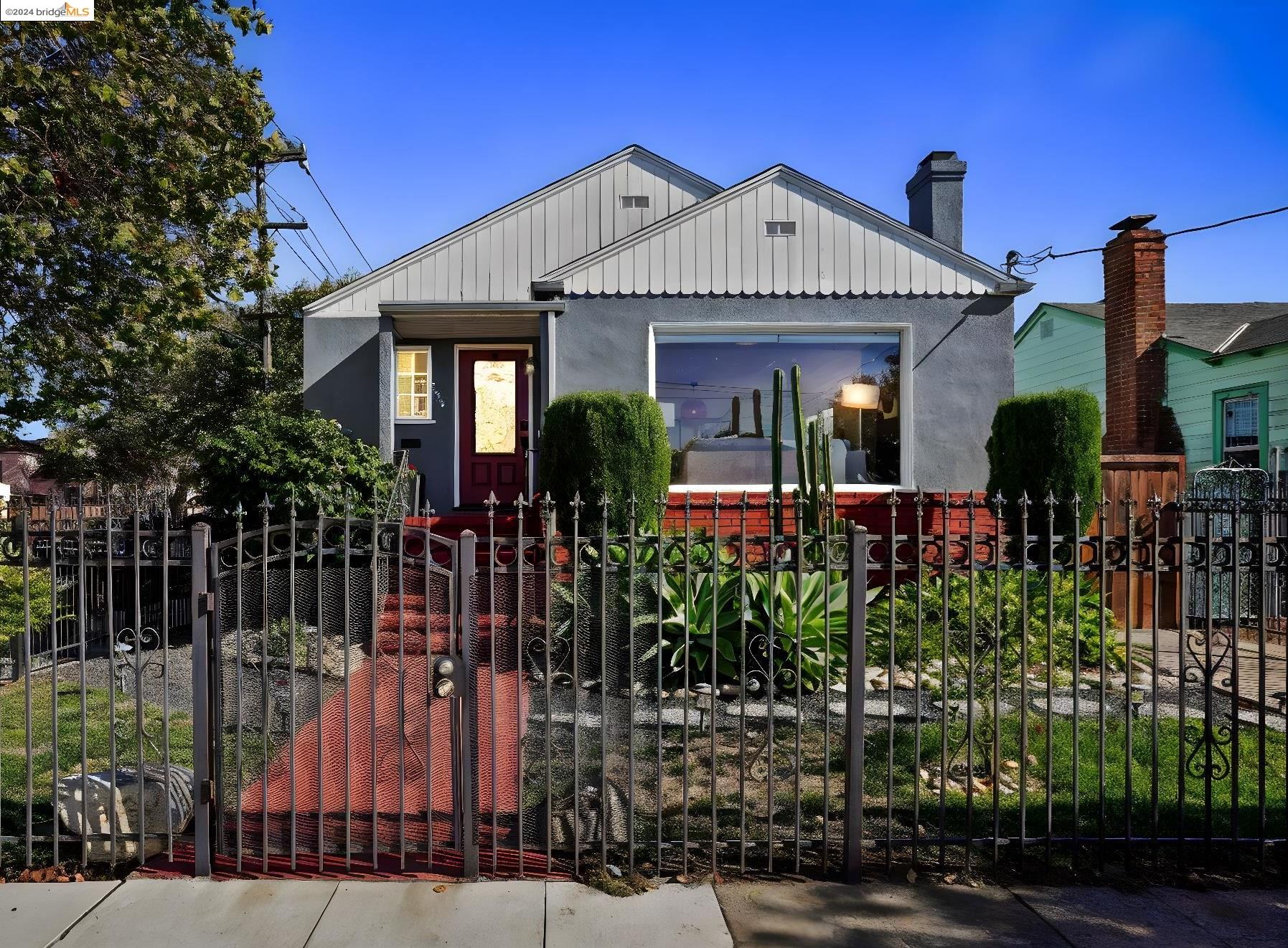 Detail Gallery Image 1 of 1 For 2338 Havenscourt Blvd, Oakland,  CA 94605 - 3 Beds | 2 Baths