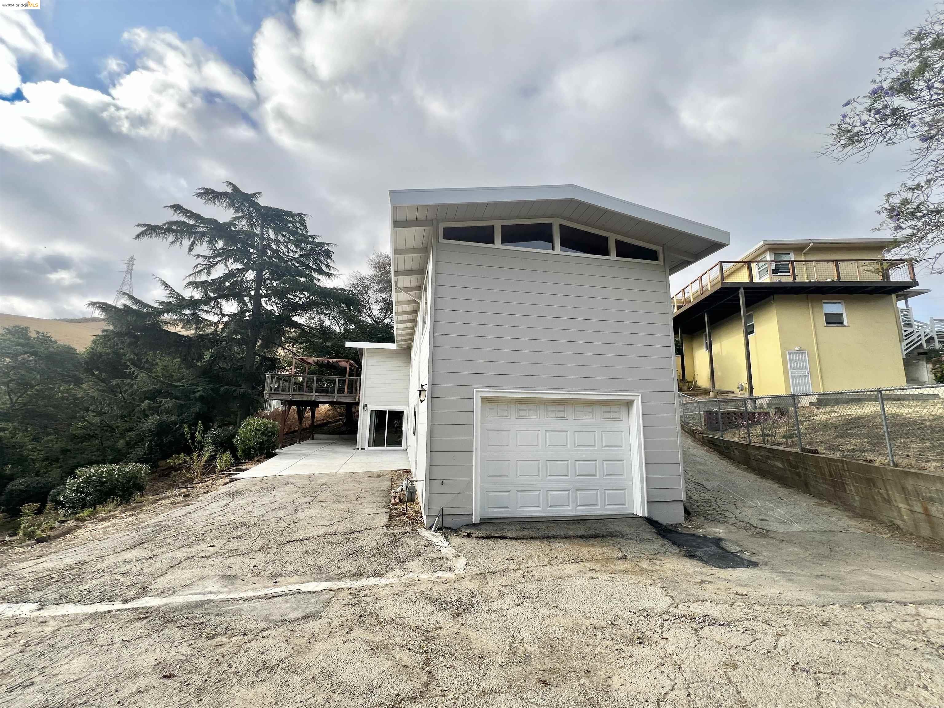 Detail Gallery Image 2 of 28 For 58 Pomona St, Crockett,  CA 94525 - 2 Beds | 2/1 Baths