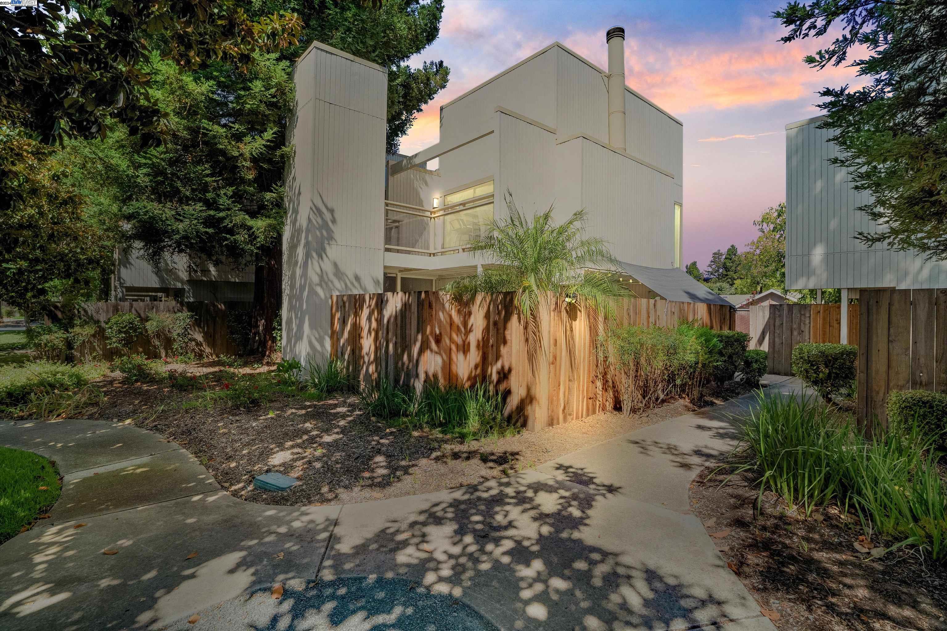 More Details about MLS # 41072580 : 107 WOODSWORTH LN