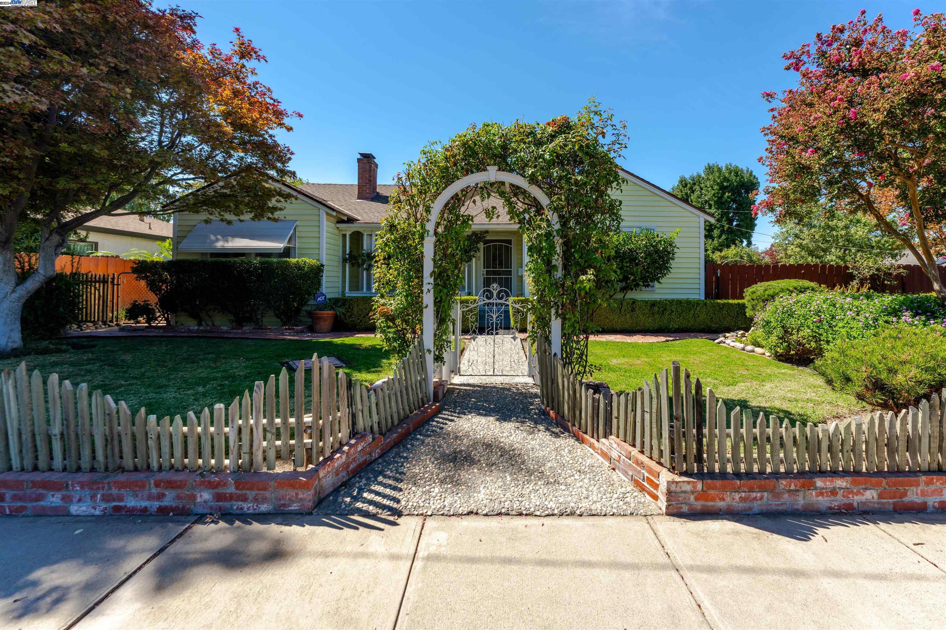 Detail Gallery Image 1 of 1 For 1321 Marilyn St, Modesto,  CA 95350 - 3 Beds | 2 Baths
